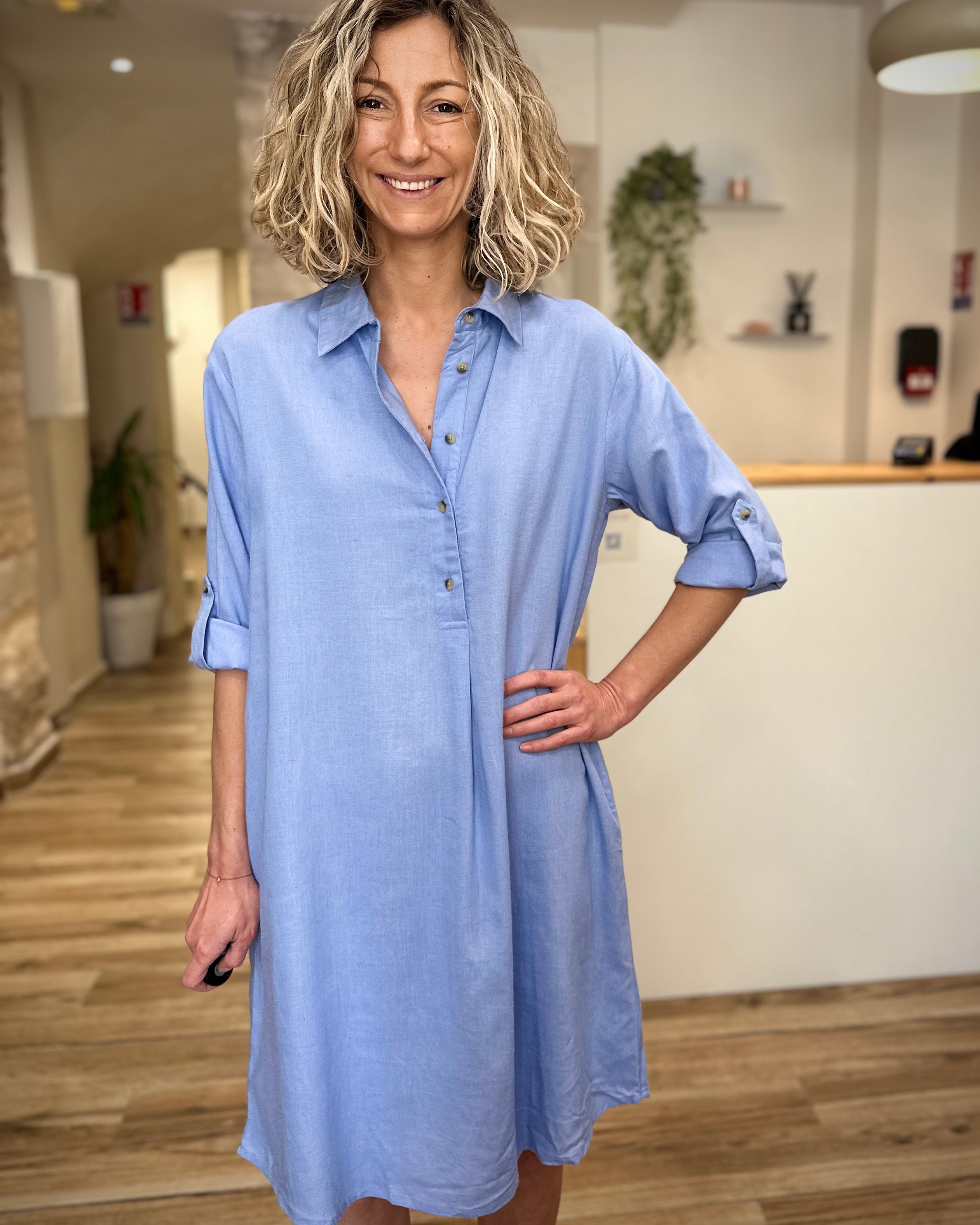 Femme portant une robe fluide bleu ciel casual chic 