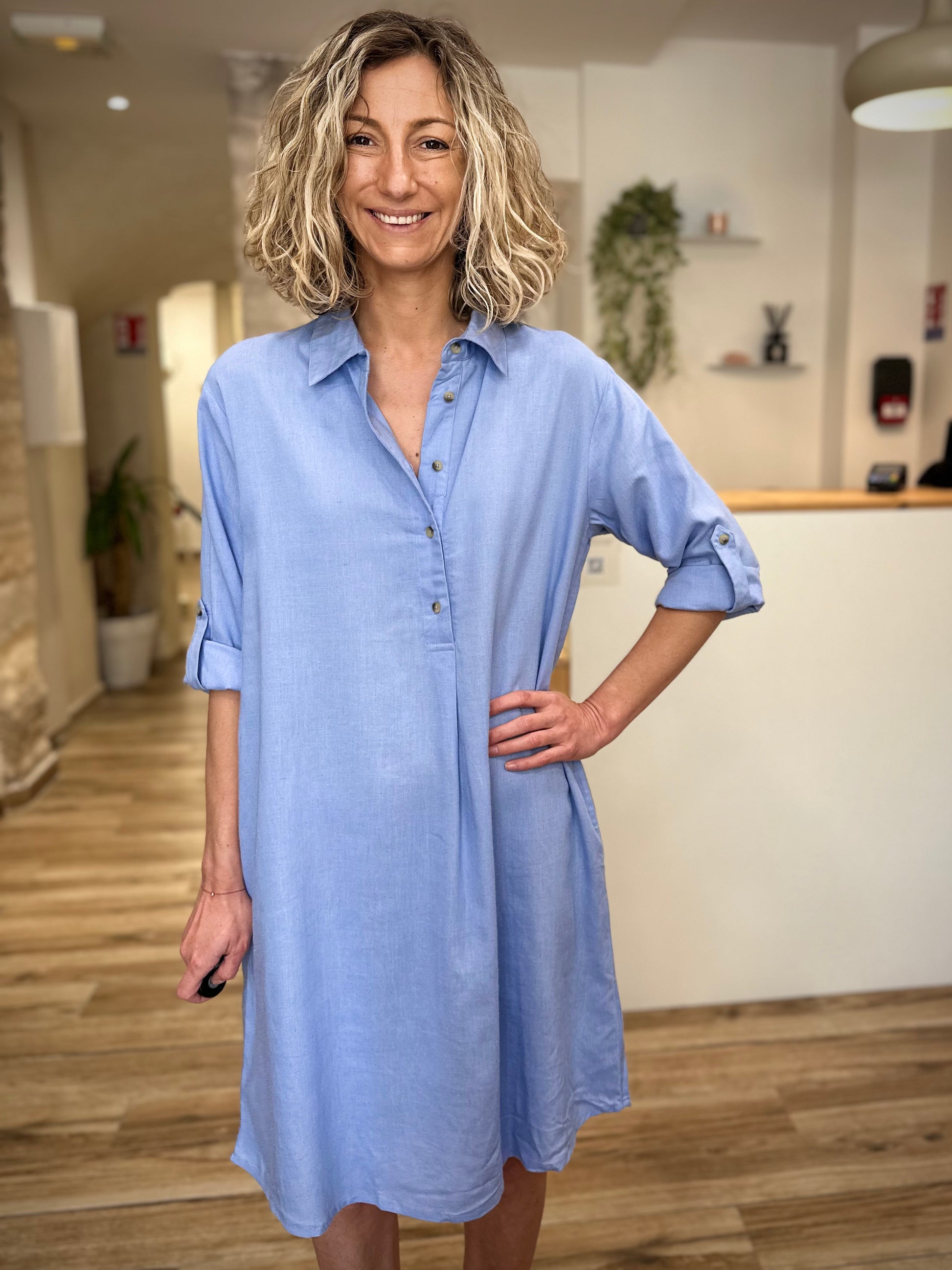 Femme portant une robe fluide bleu ciel casual chic 