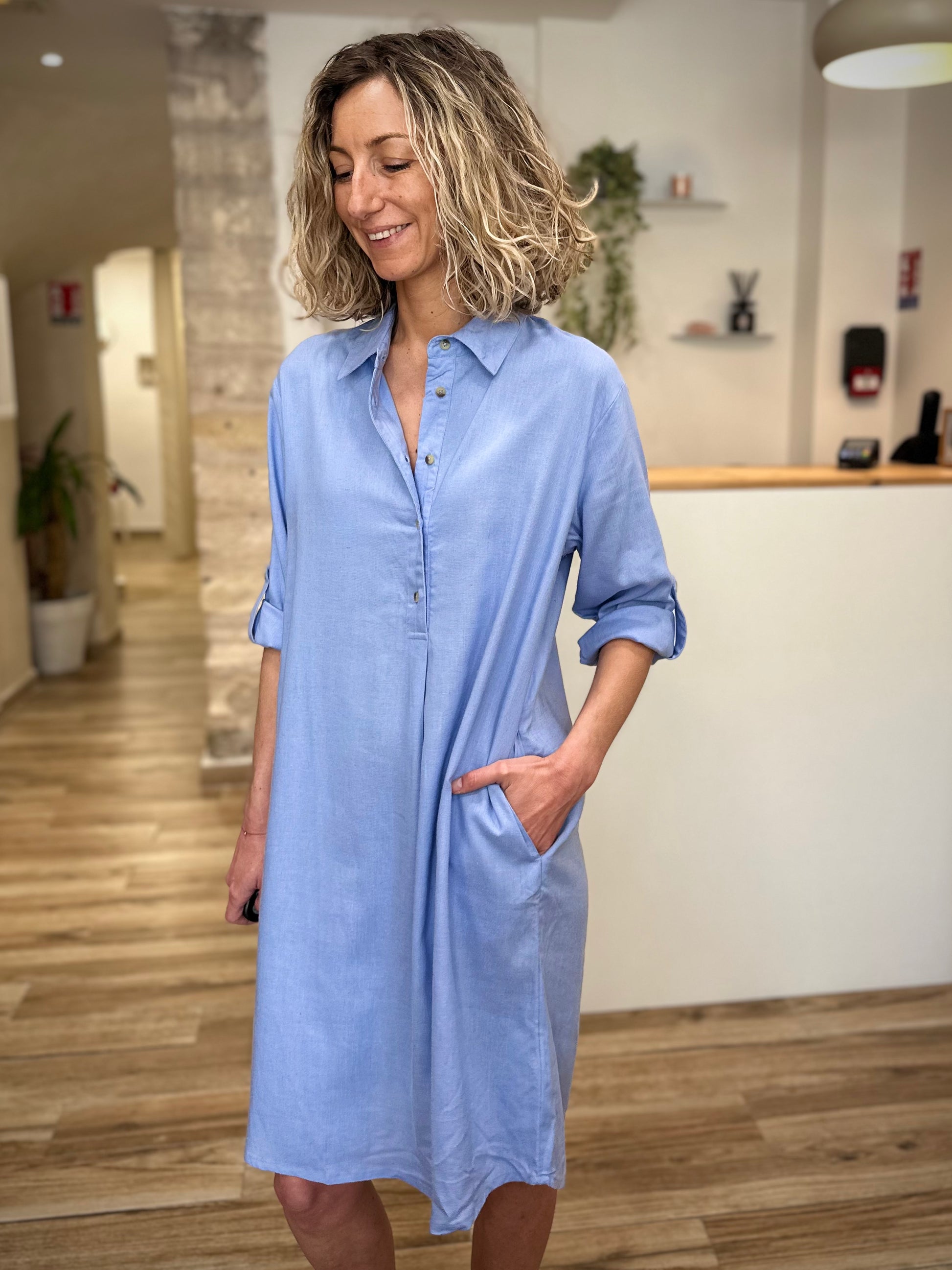 Robe légère bleu ciel avec poches latérales 