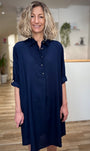 Femme portant une robe bleu marine fluide élégante 