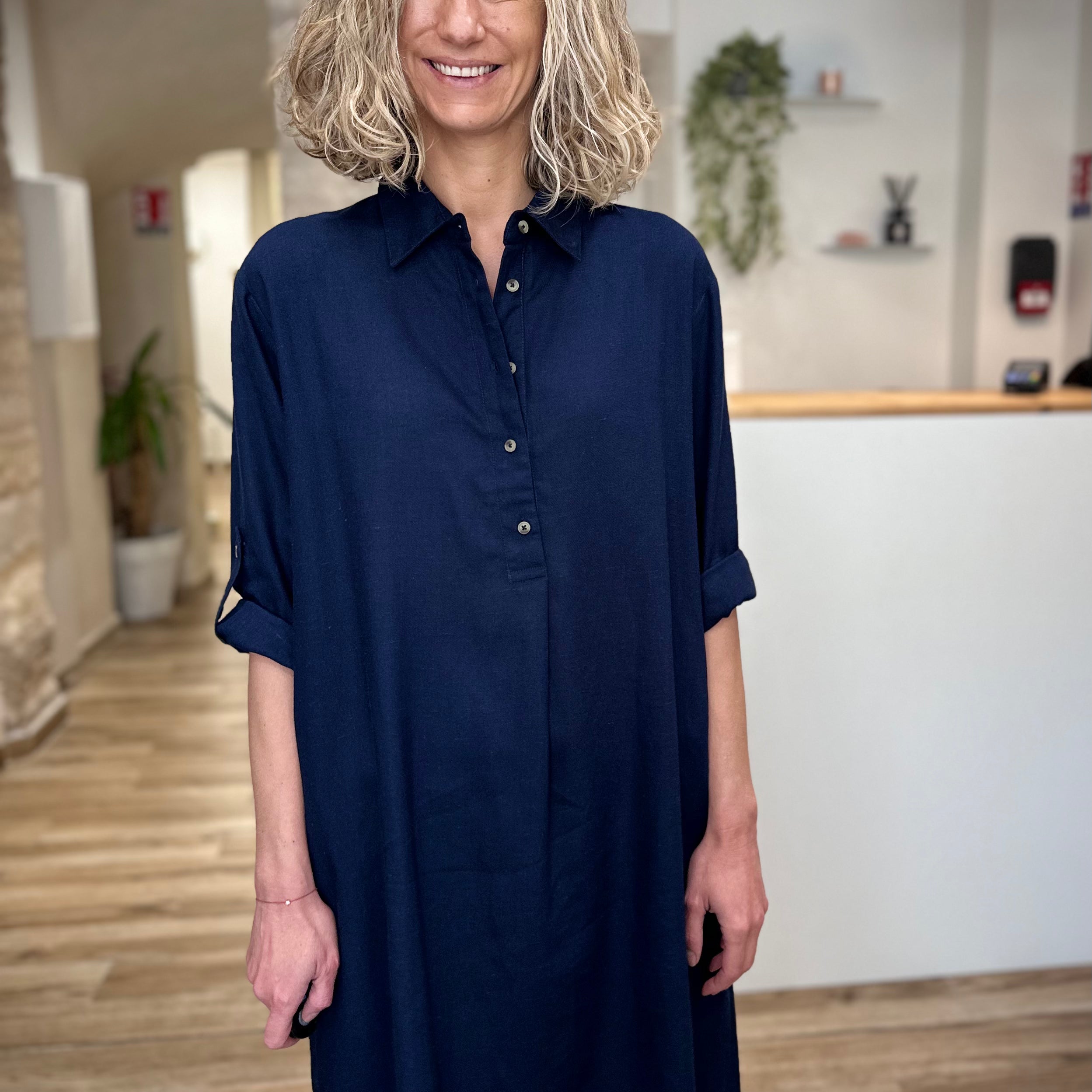 Femme portant une robe bleu marine fluide élégante 