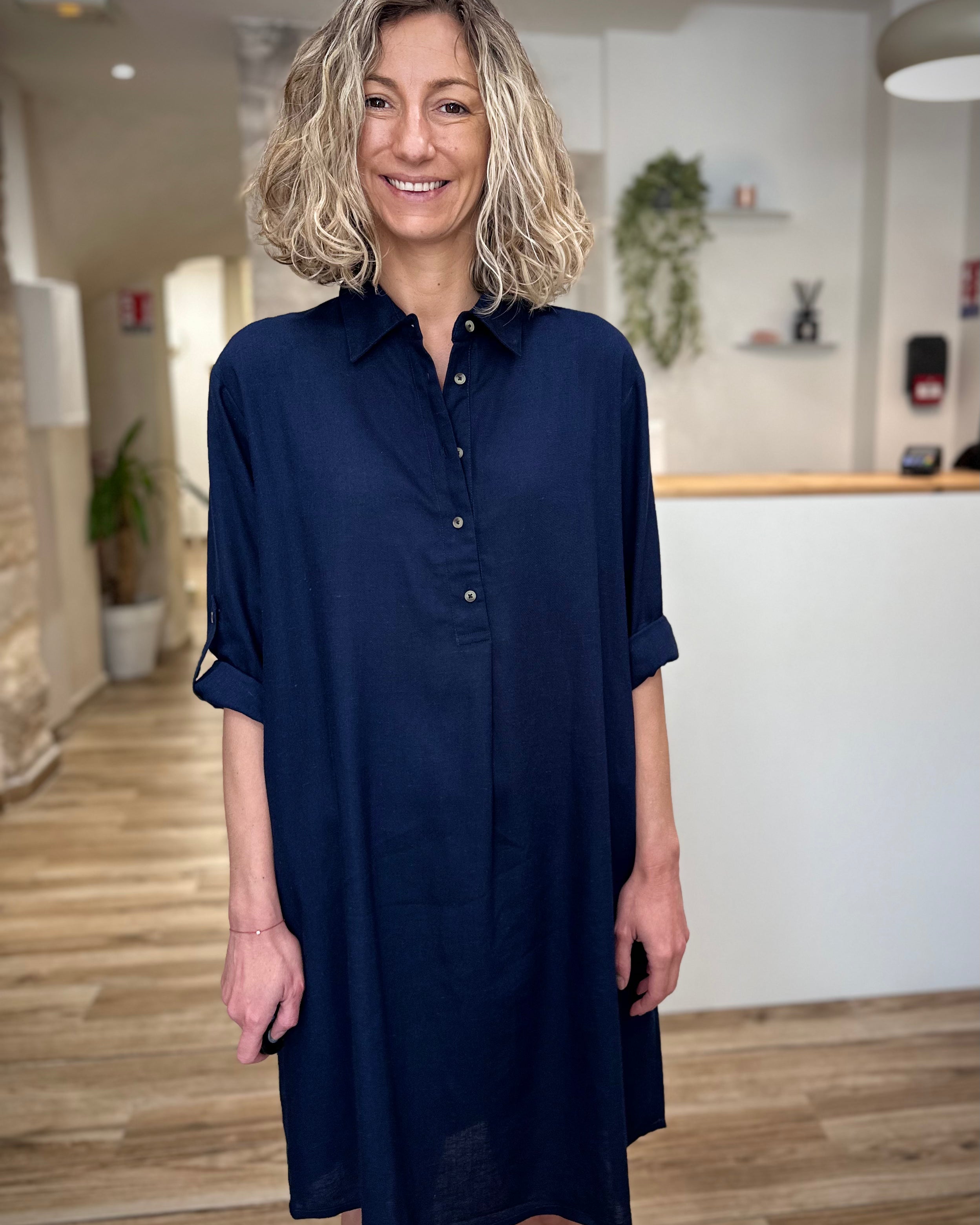 Femme portant une robe bleu marine fluide élégante 