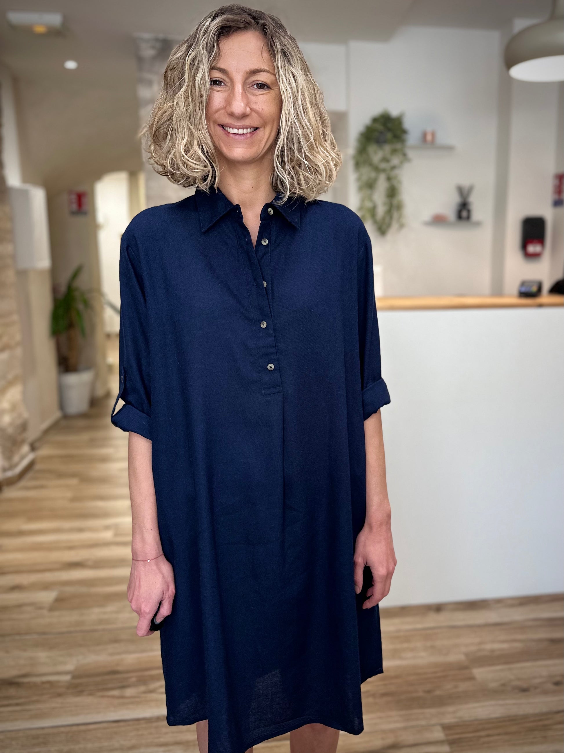 Femme portant une robe bleu marine fluide élégante 