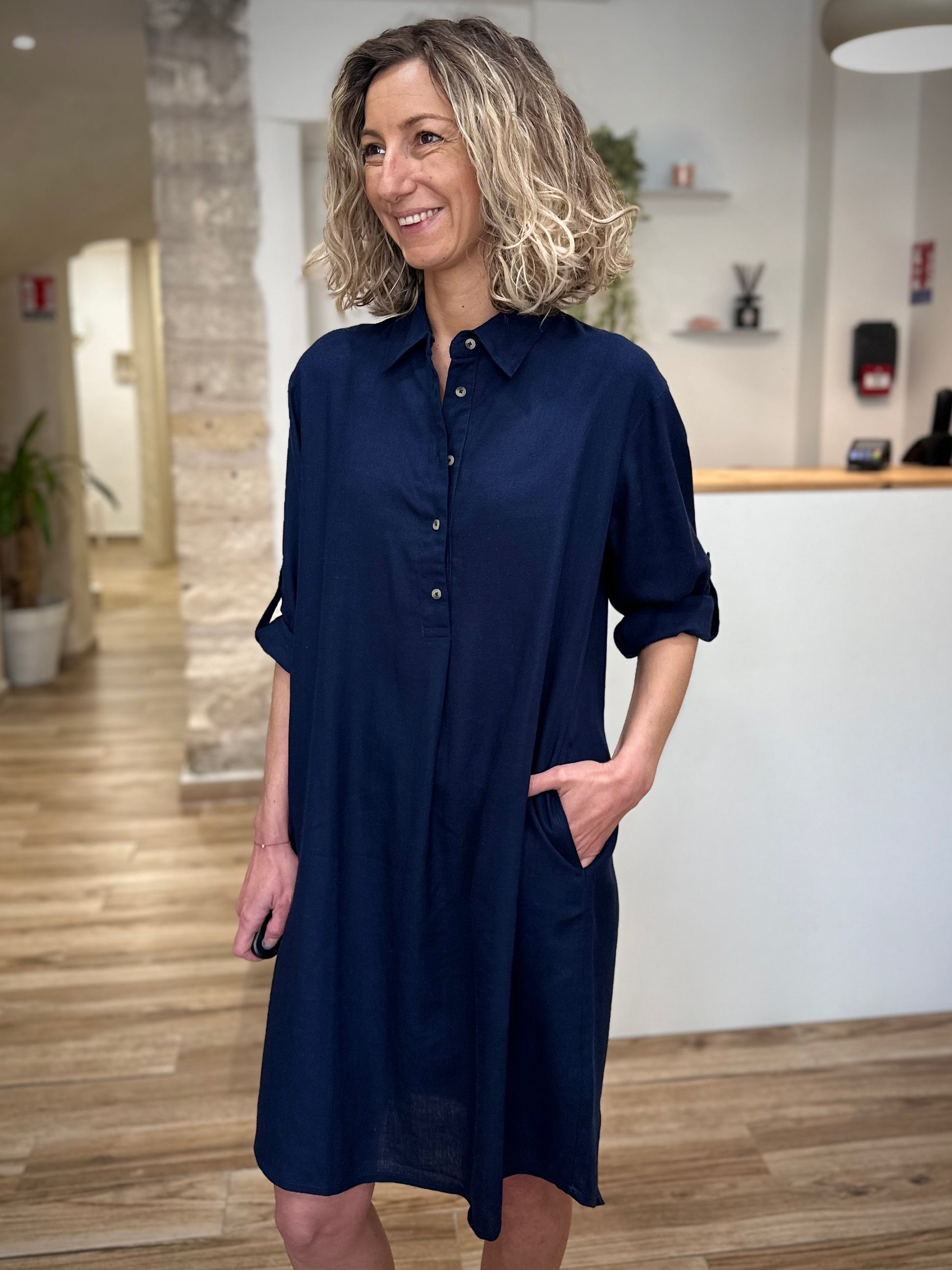 Robe casual chic bleu marine avec poches 