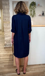 Robe bleu marine coupe loose fit femme de dos