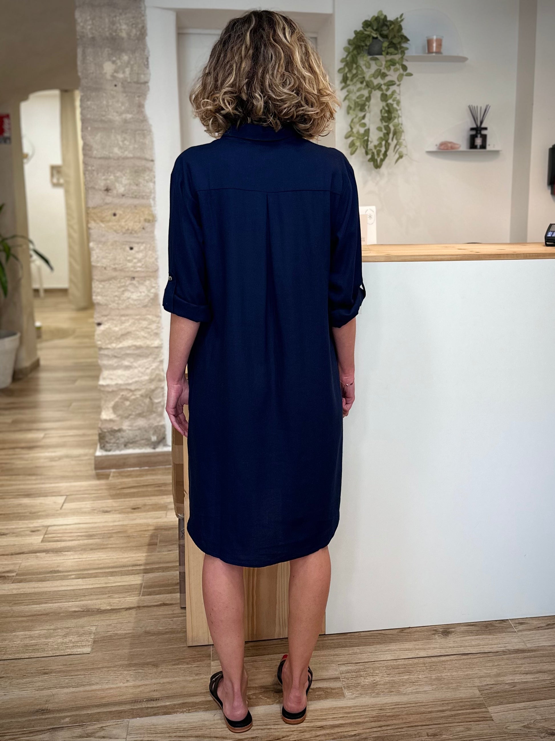 Robe bleu marine coupe loose fit femme de dos