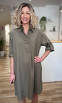 Femme portant une robe kaki fluide casual chic 