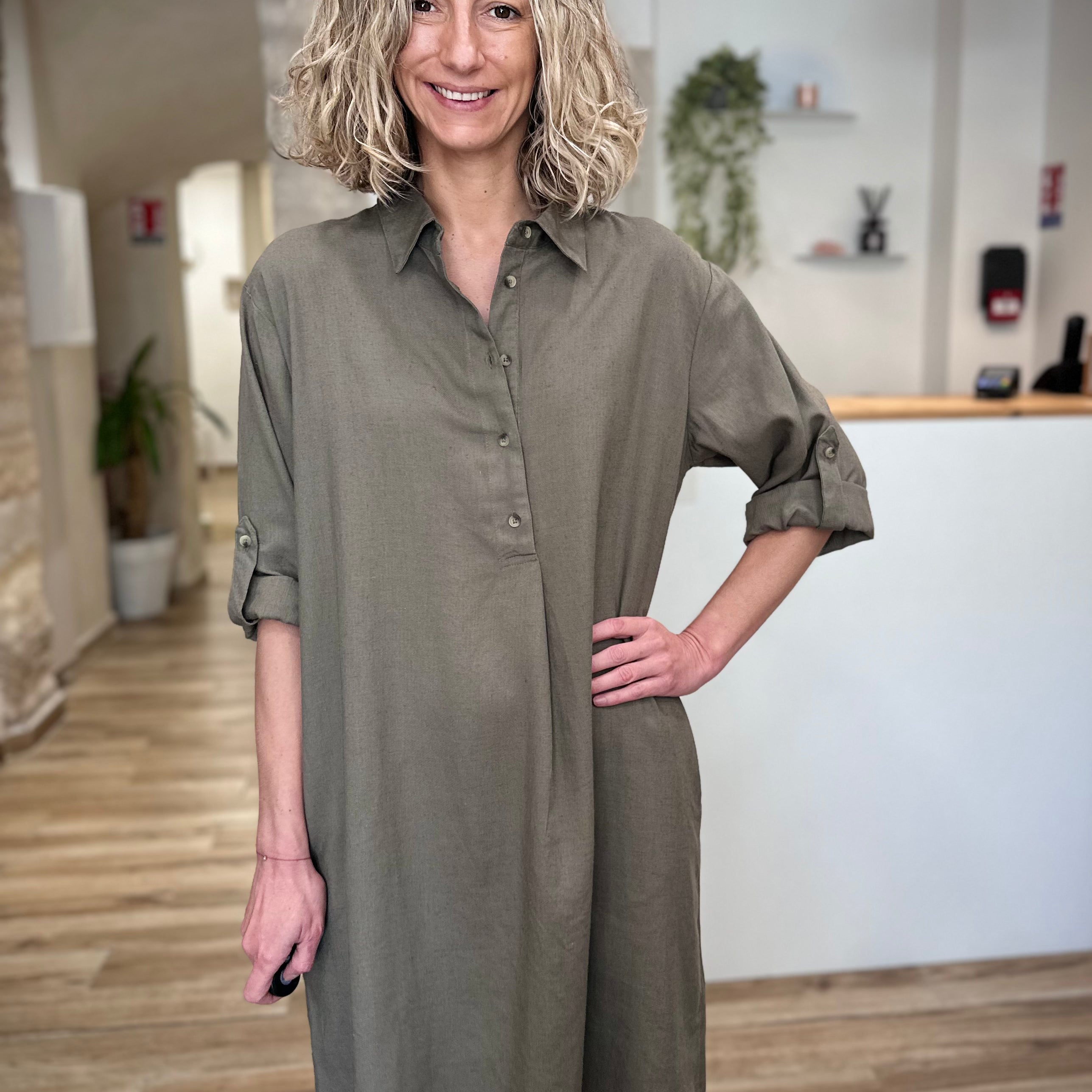 Femme portant une robe kaki fluide casual chic 