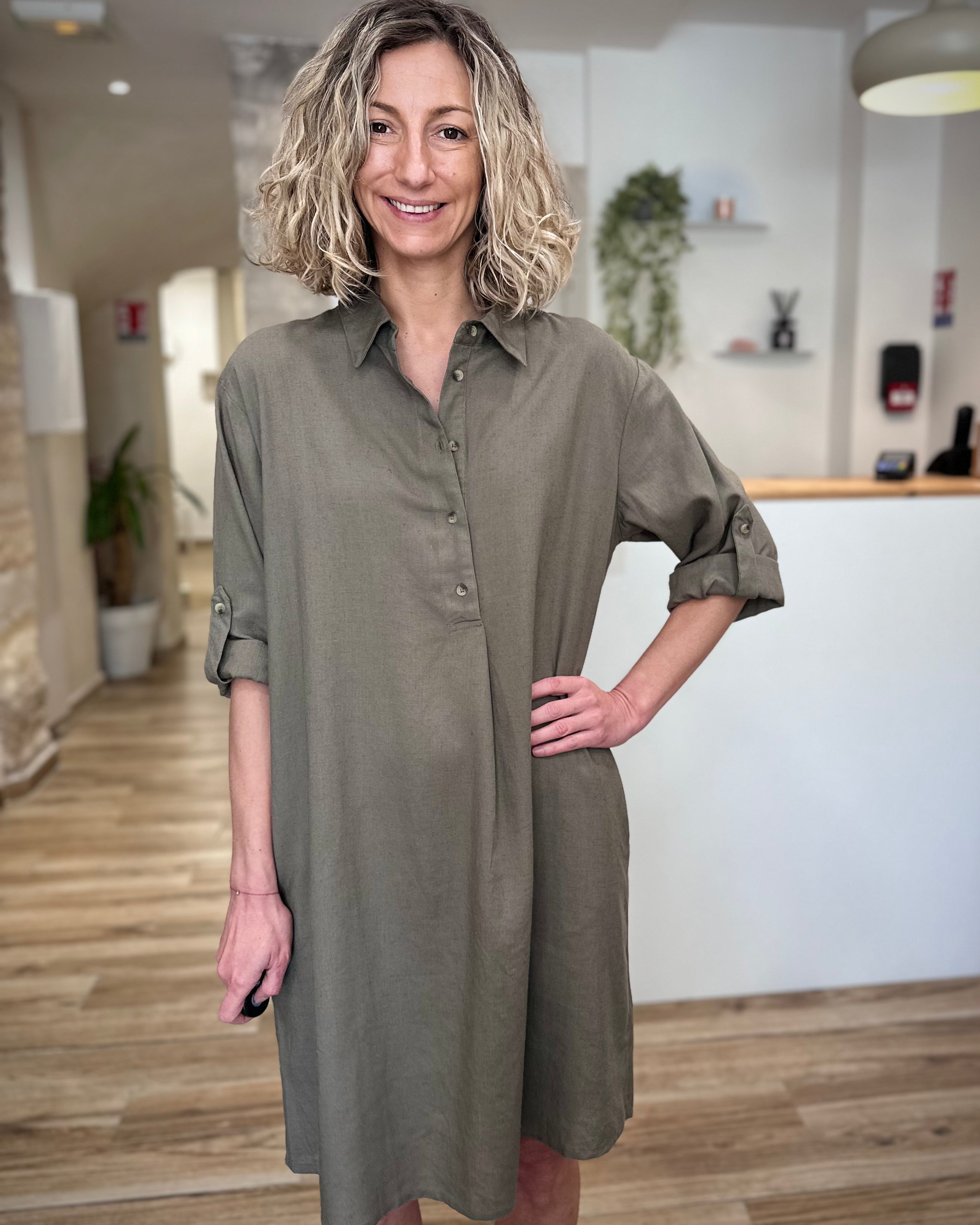 Femme portant une robe kaki fluide casual chic 