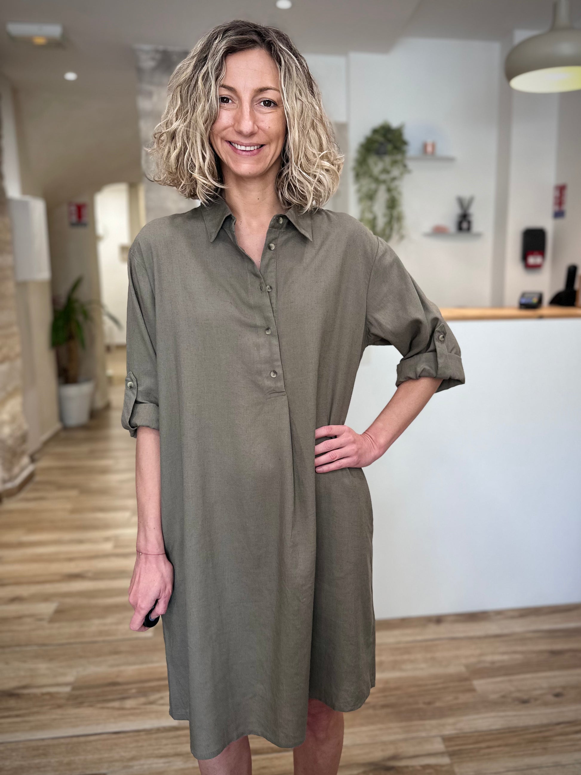 Femme portant une robe kaki fluide casual chic 