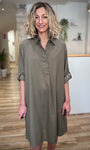 Silhouette féminine en robe kaki estivale 