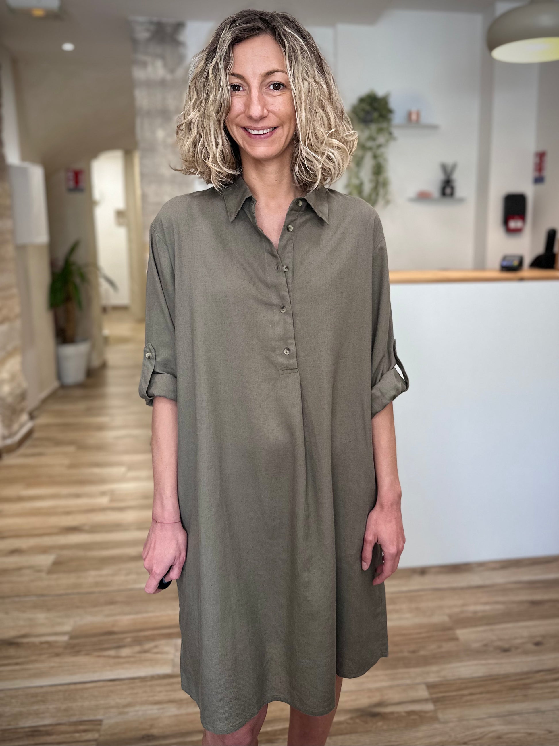 Silhouette féminine en robe kaki estivale 
