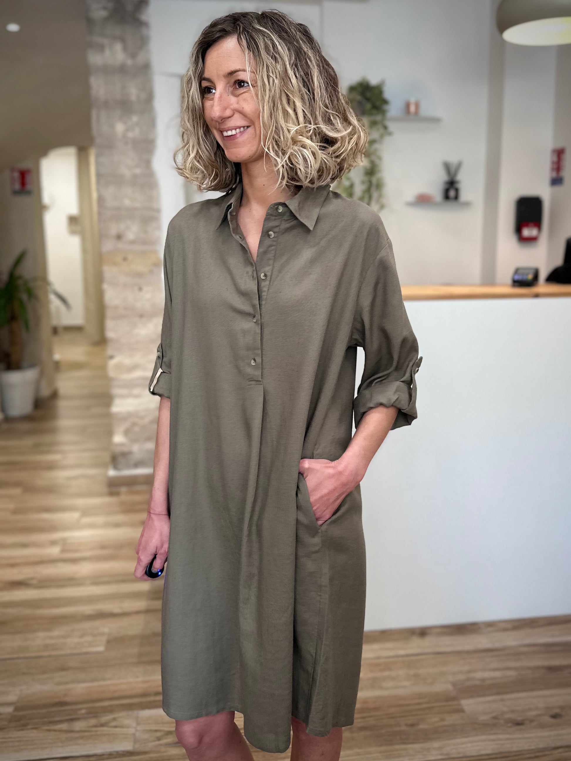 Robe casual chic kaki avec poches 
