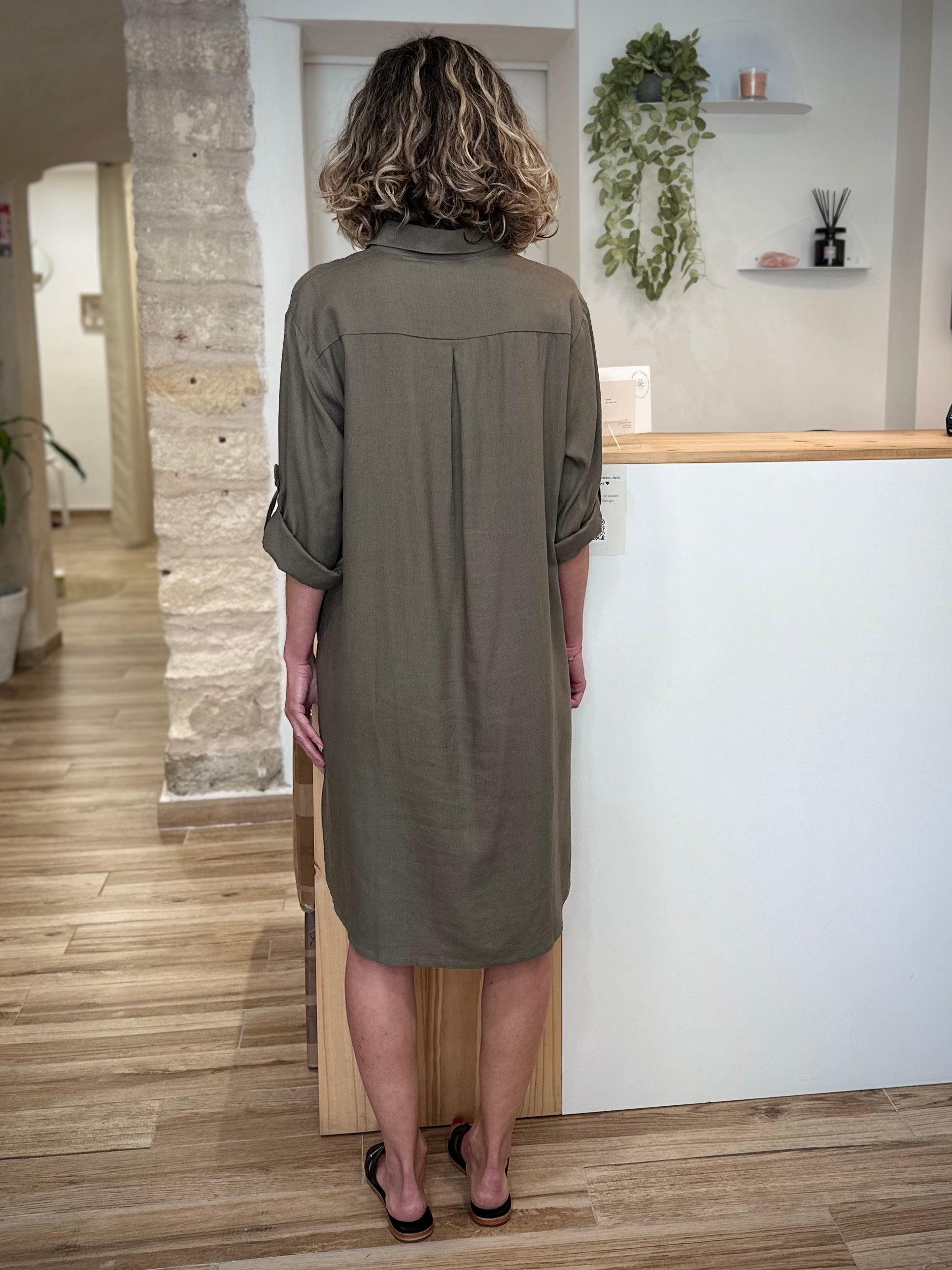 Robe estivale kaki matière légère respirante de dos