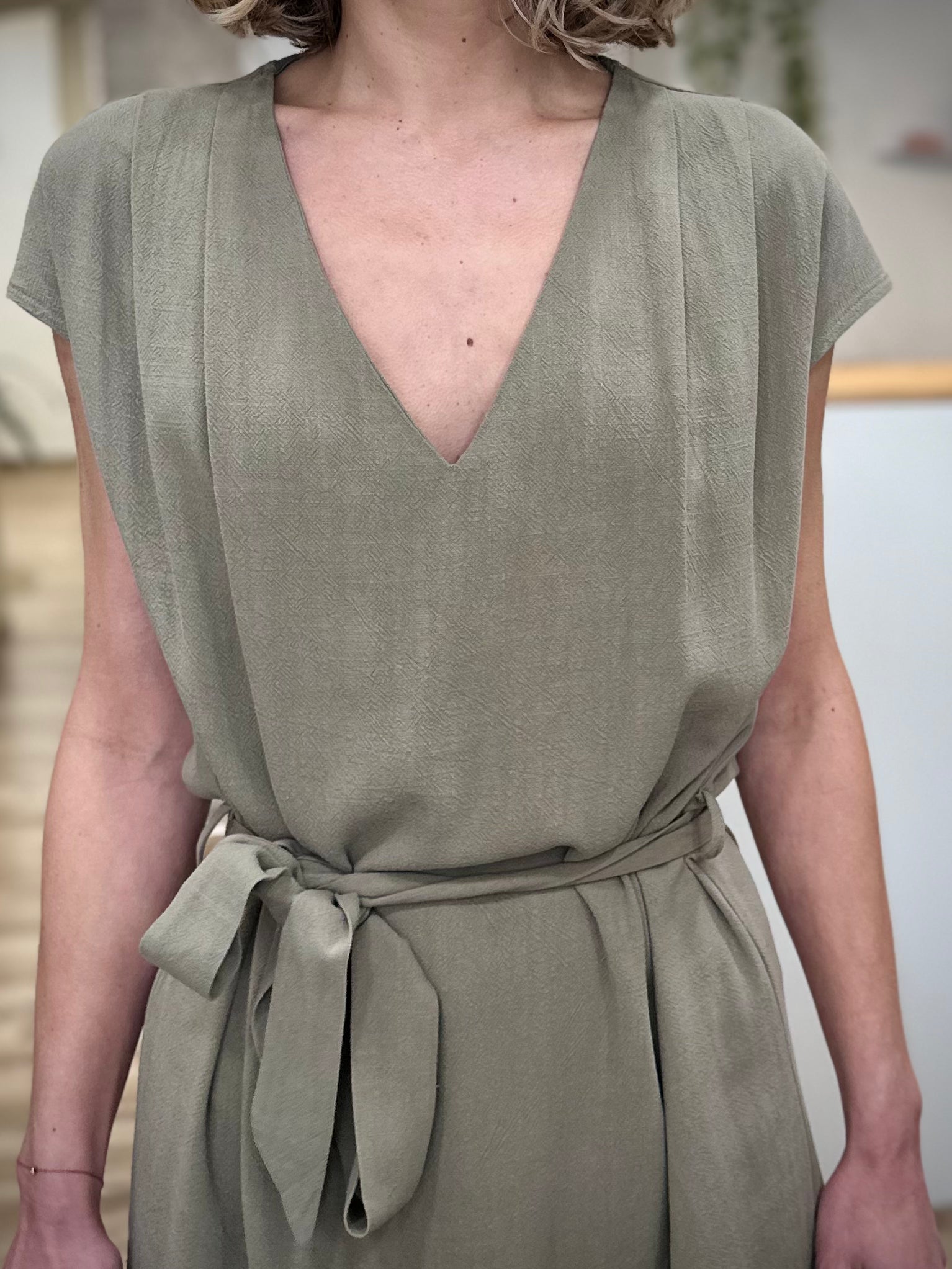 Détail encolure V robe kaki femme