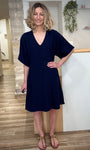 Femme portant une robe bleu marine fluide élégante 