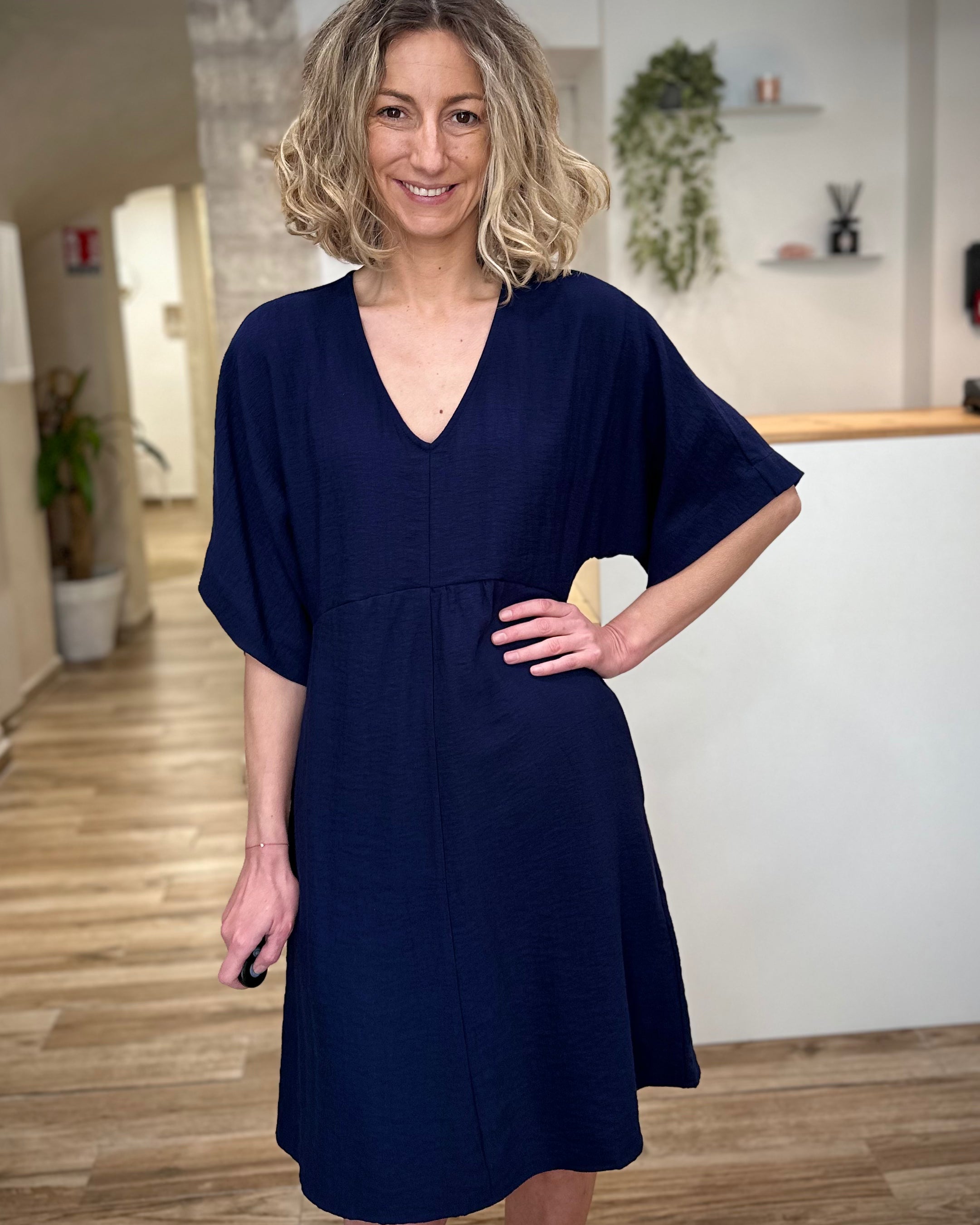 Robe courte bleu marine col V femme 