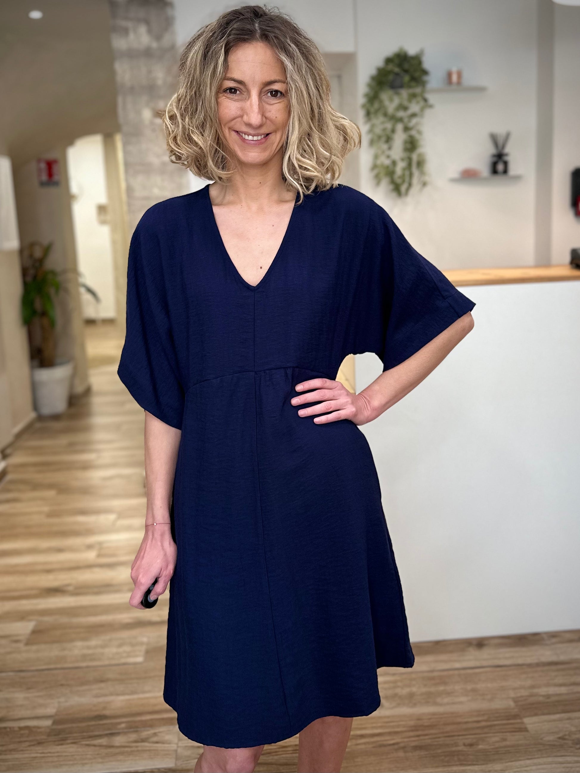 Robe courte bleu marine col V femme 