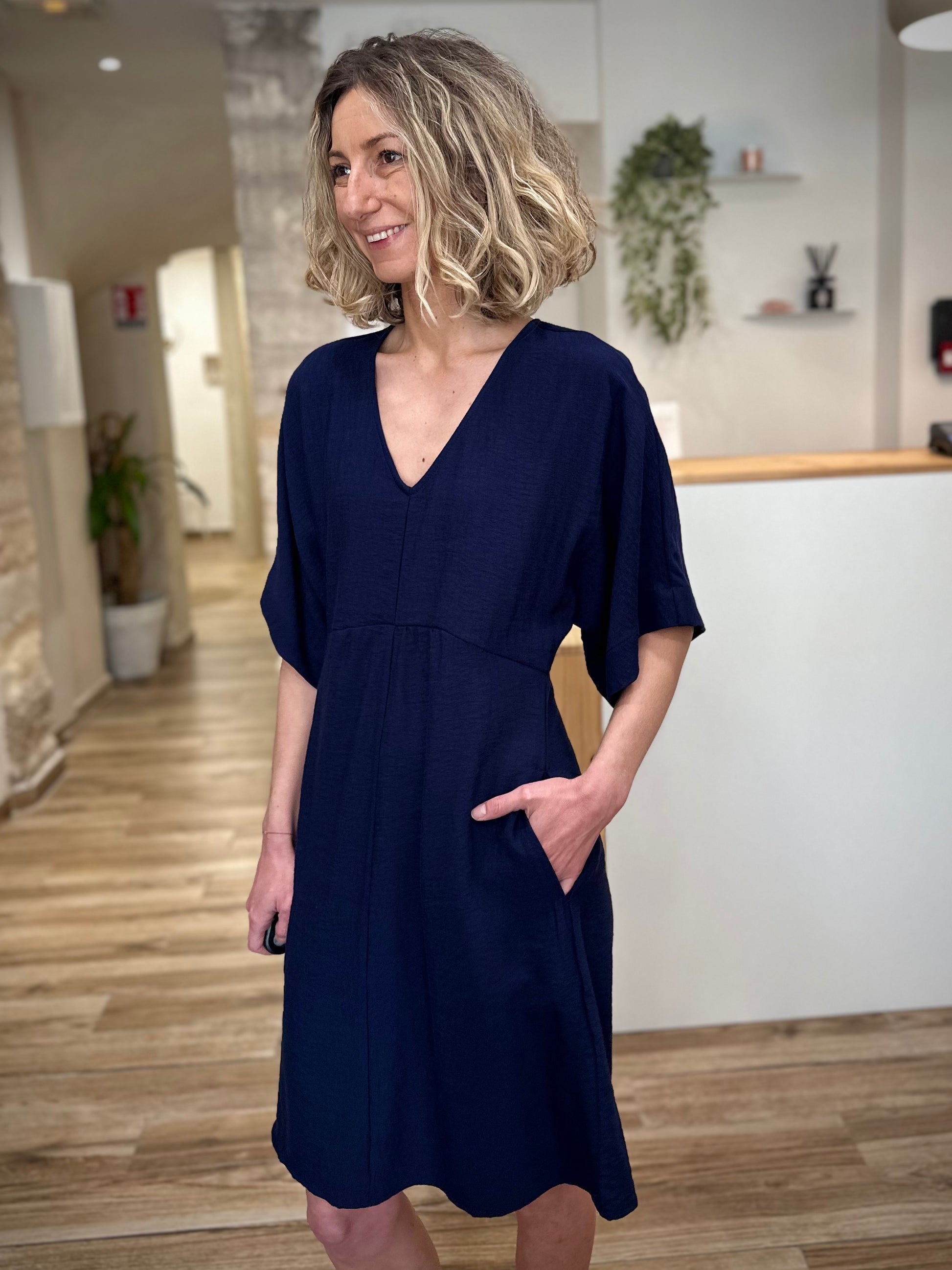 Robe au-dessus du genou bleu marine 