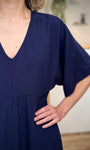 Détail col V robe NYLA 