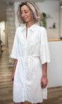 Robe RAE blanche avec ceinture à nouer à la taille 