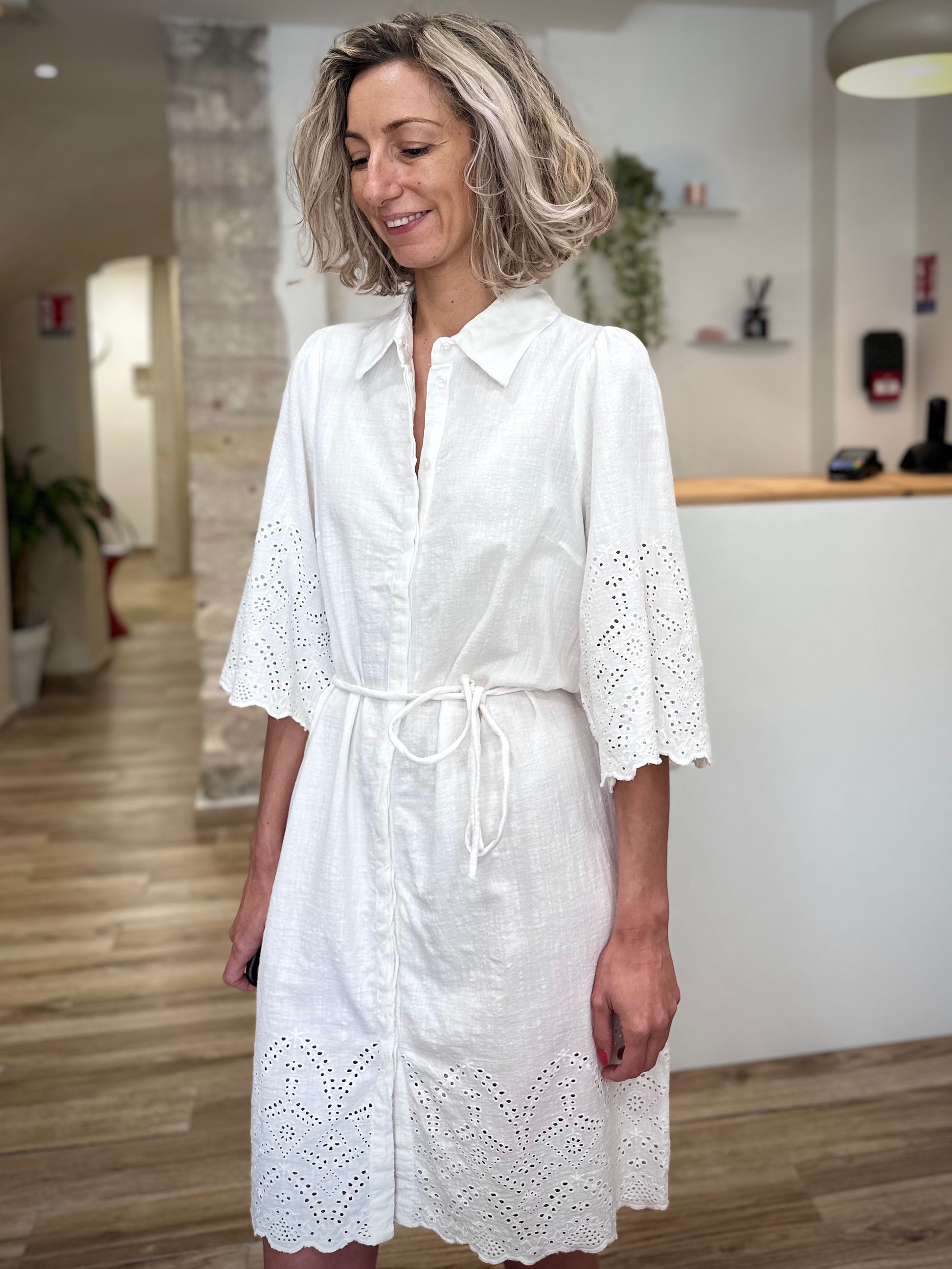 Robe RAE blanche avec ceinture à nouer à la taille 