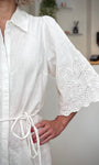 Détail manches brodées d’une robe blanche casual chic 
