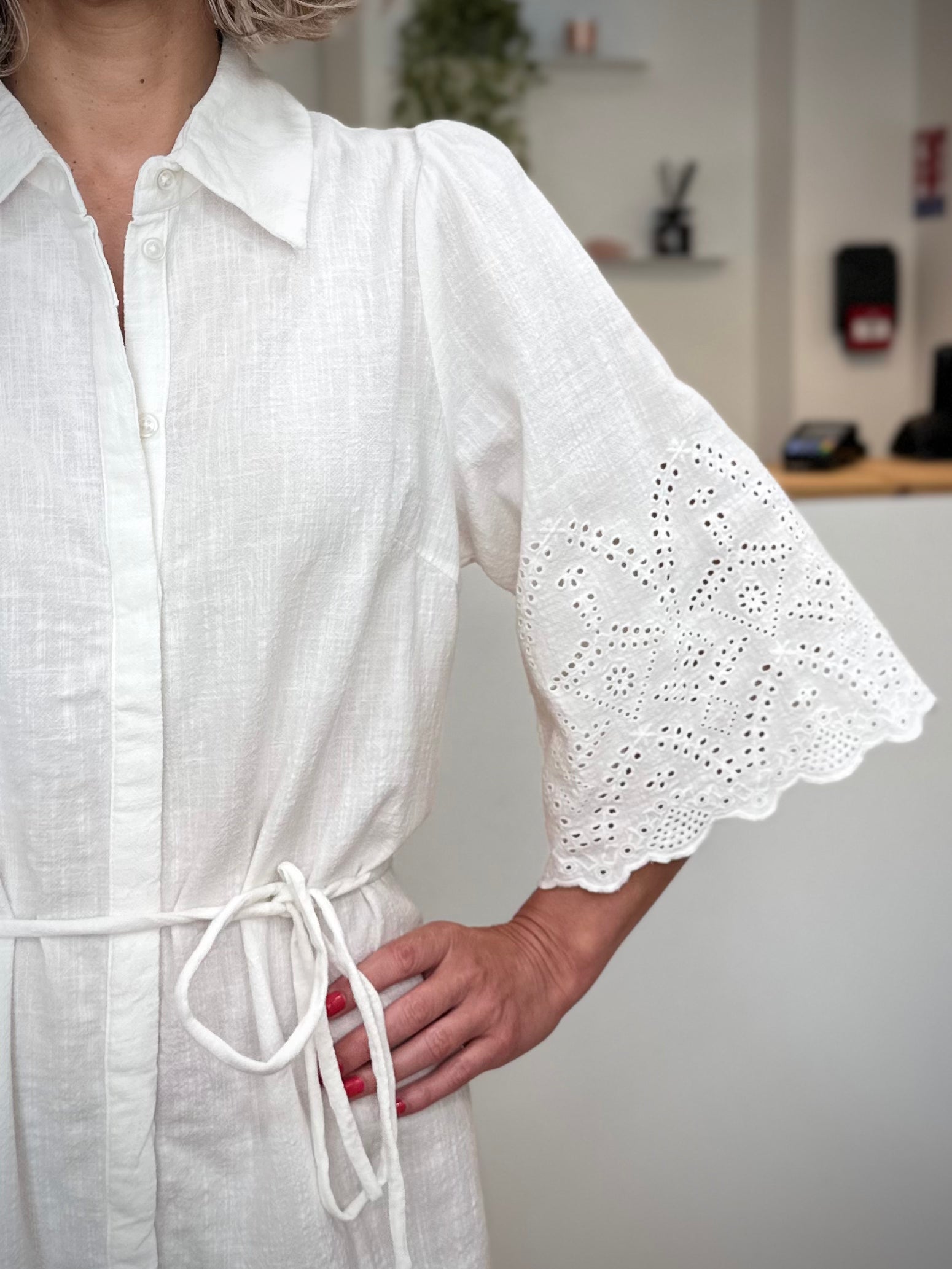 Détail manches brodées d’une robe blanche casual chic 