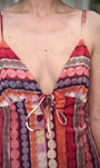 Détail de la découpe sous poitrine de la robe Rafea