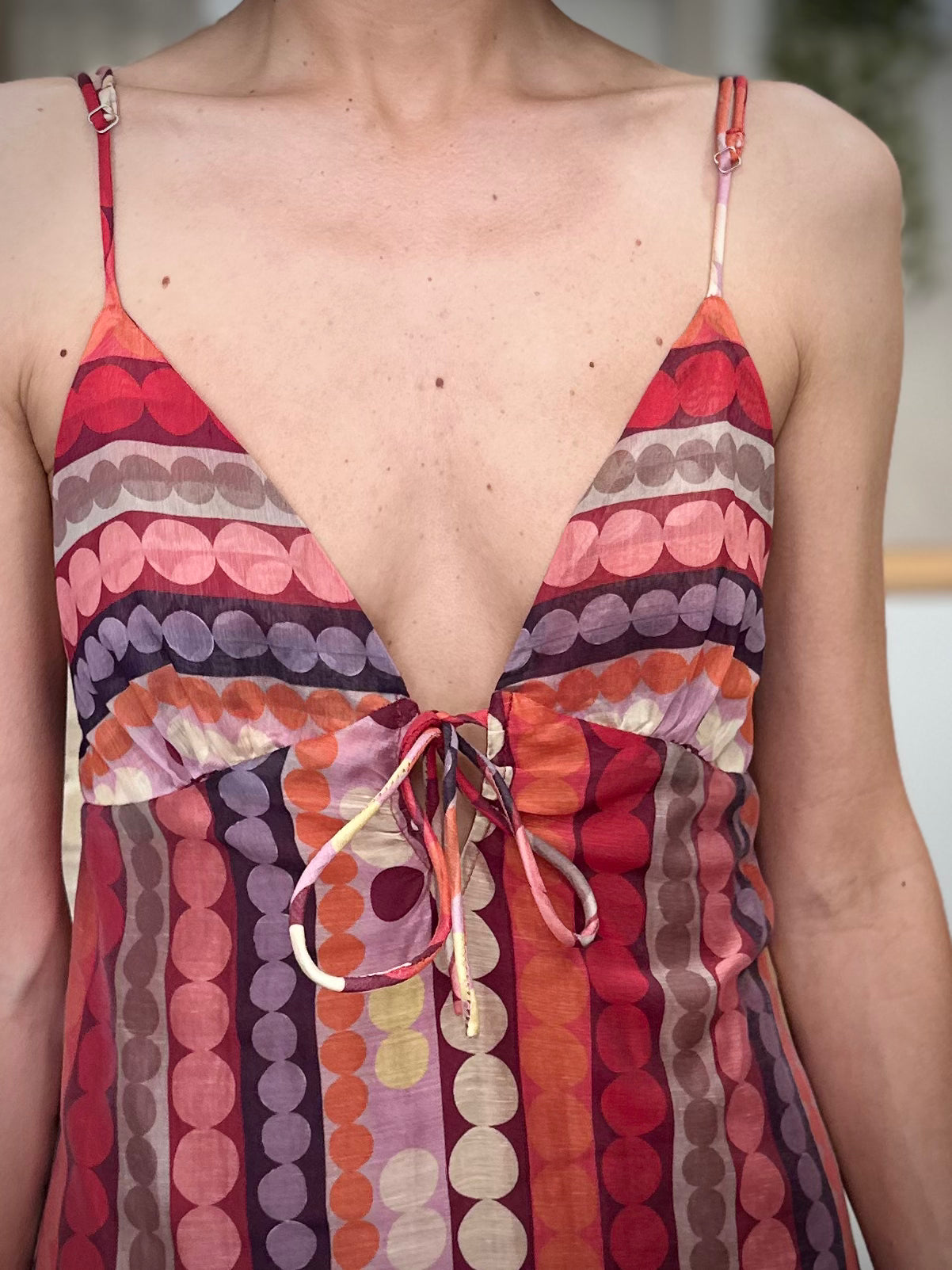 Détail de la découpe sous poitrine de la robe Rafea