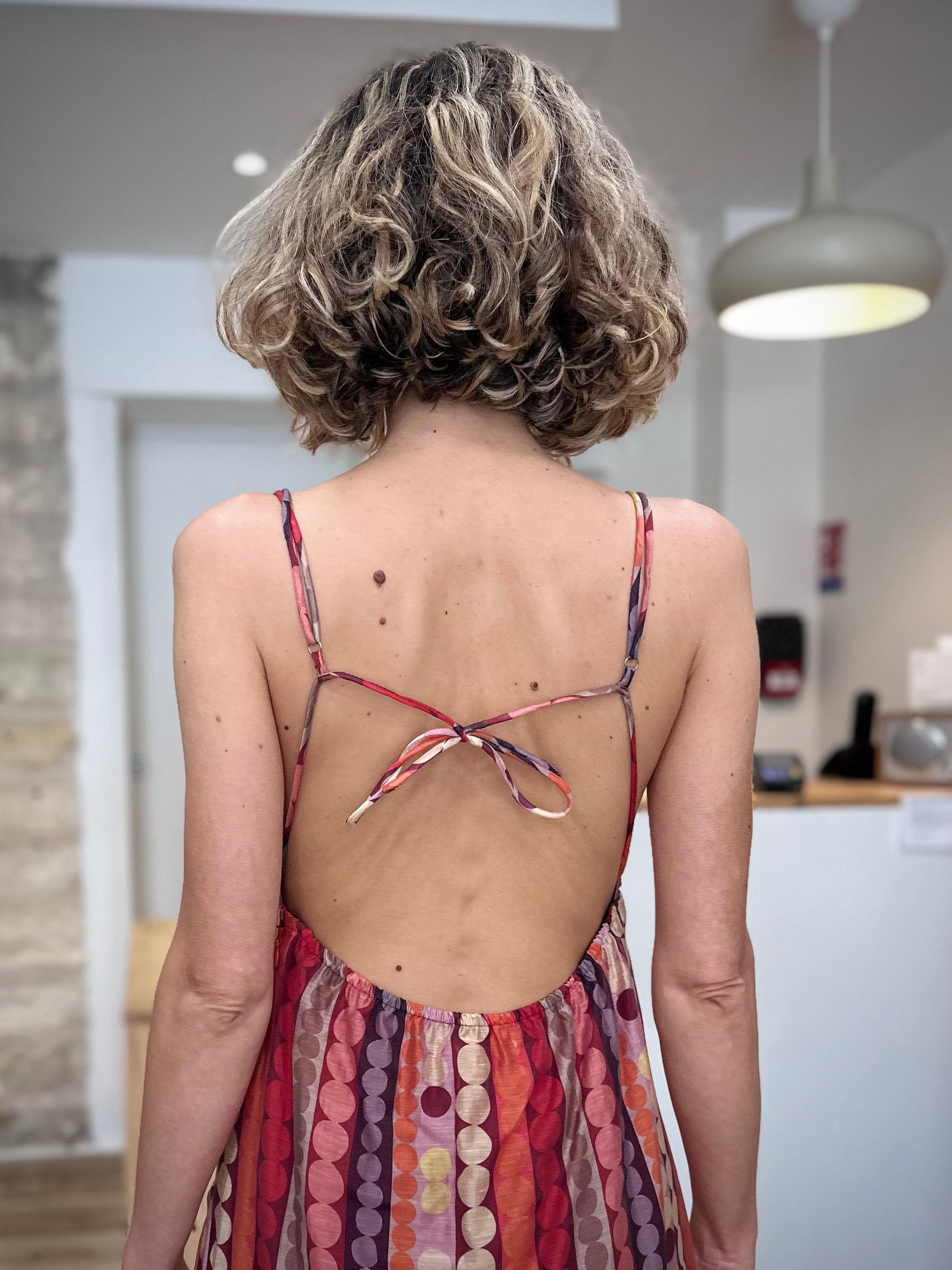 Détail du lien fin dans le dos de la robe