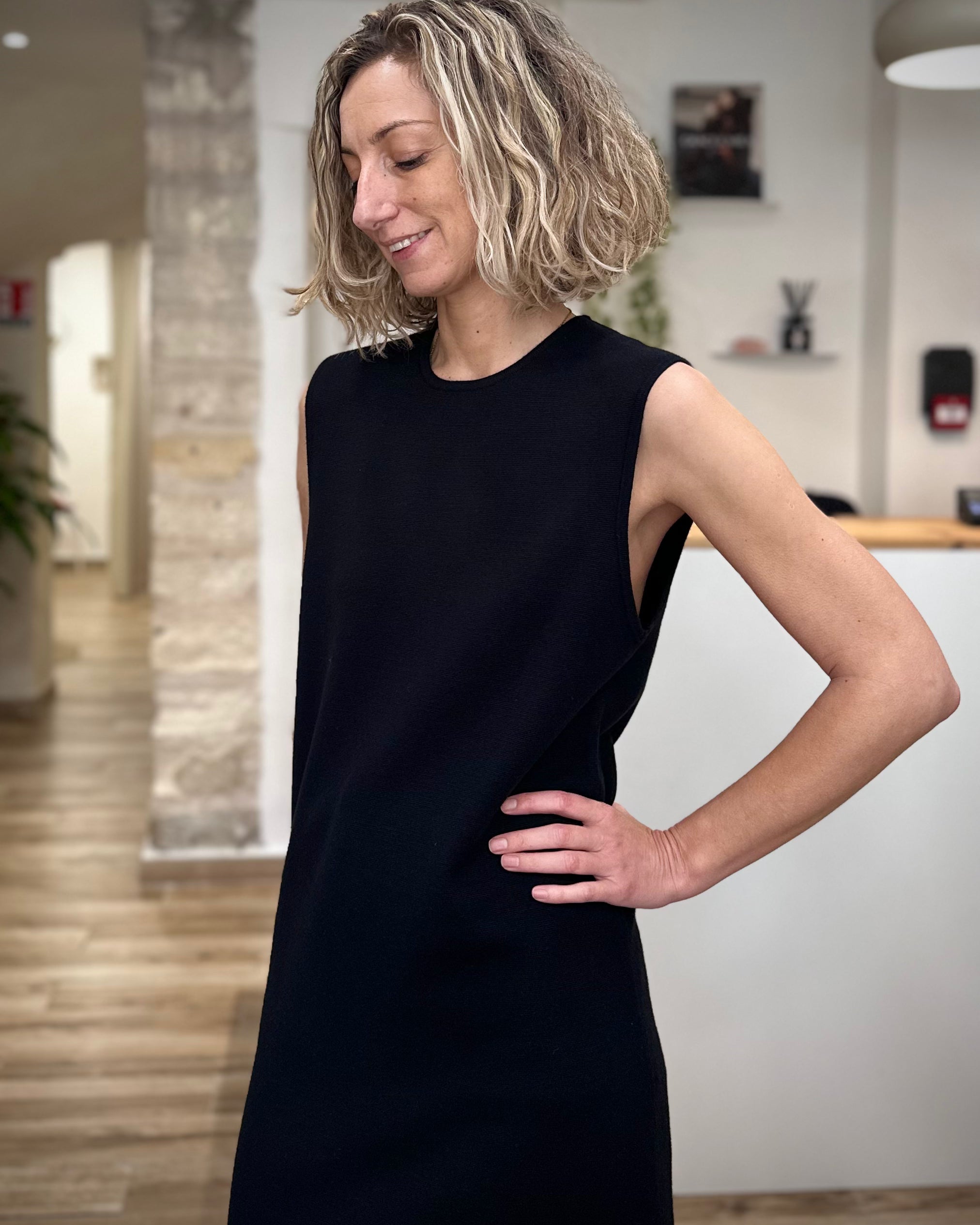 Robe noire chic pour l’automne-hiver