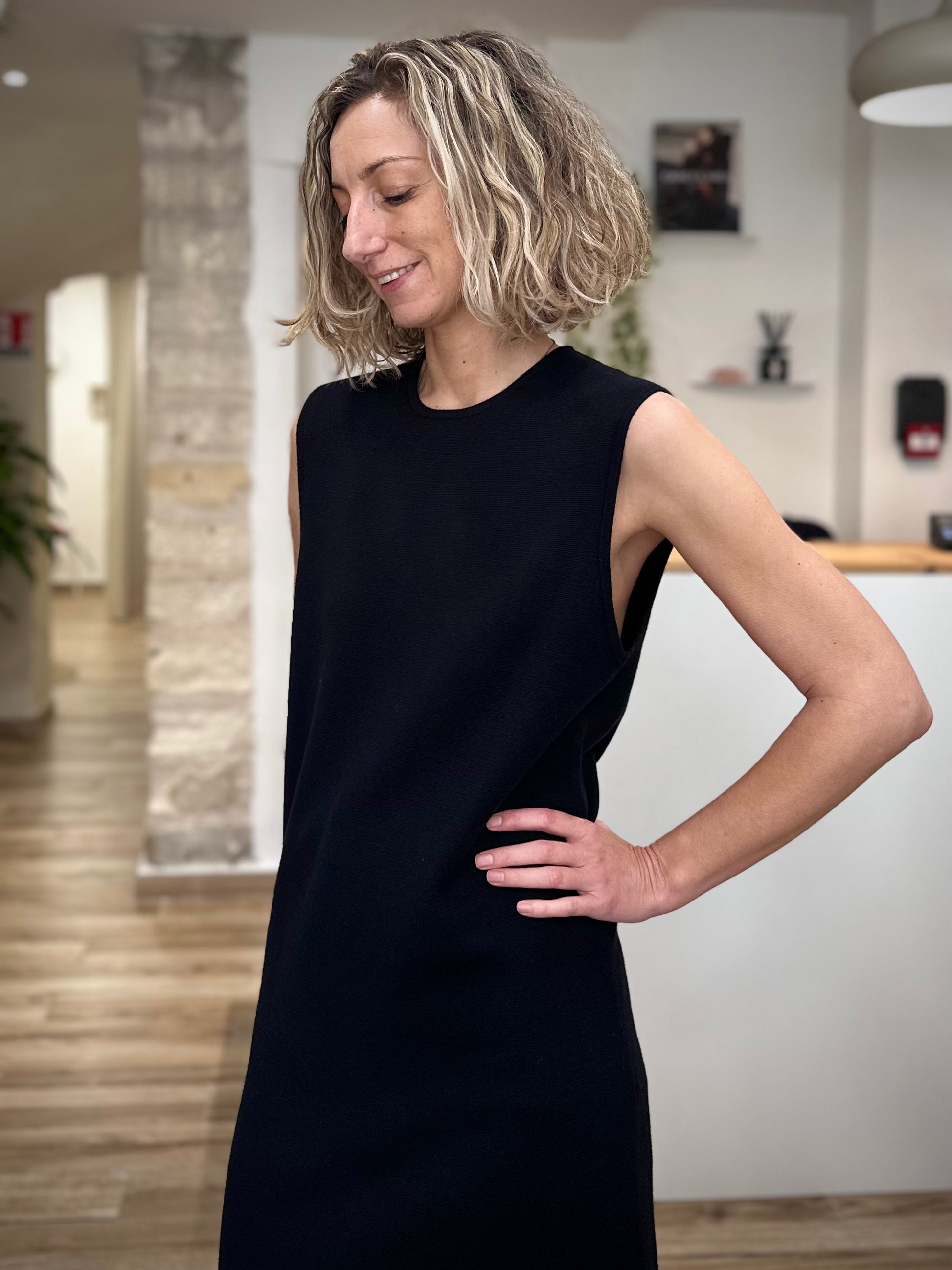 Robe noire chic pour l’automne-hiver