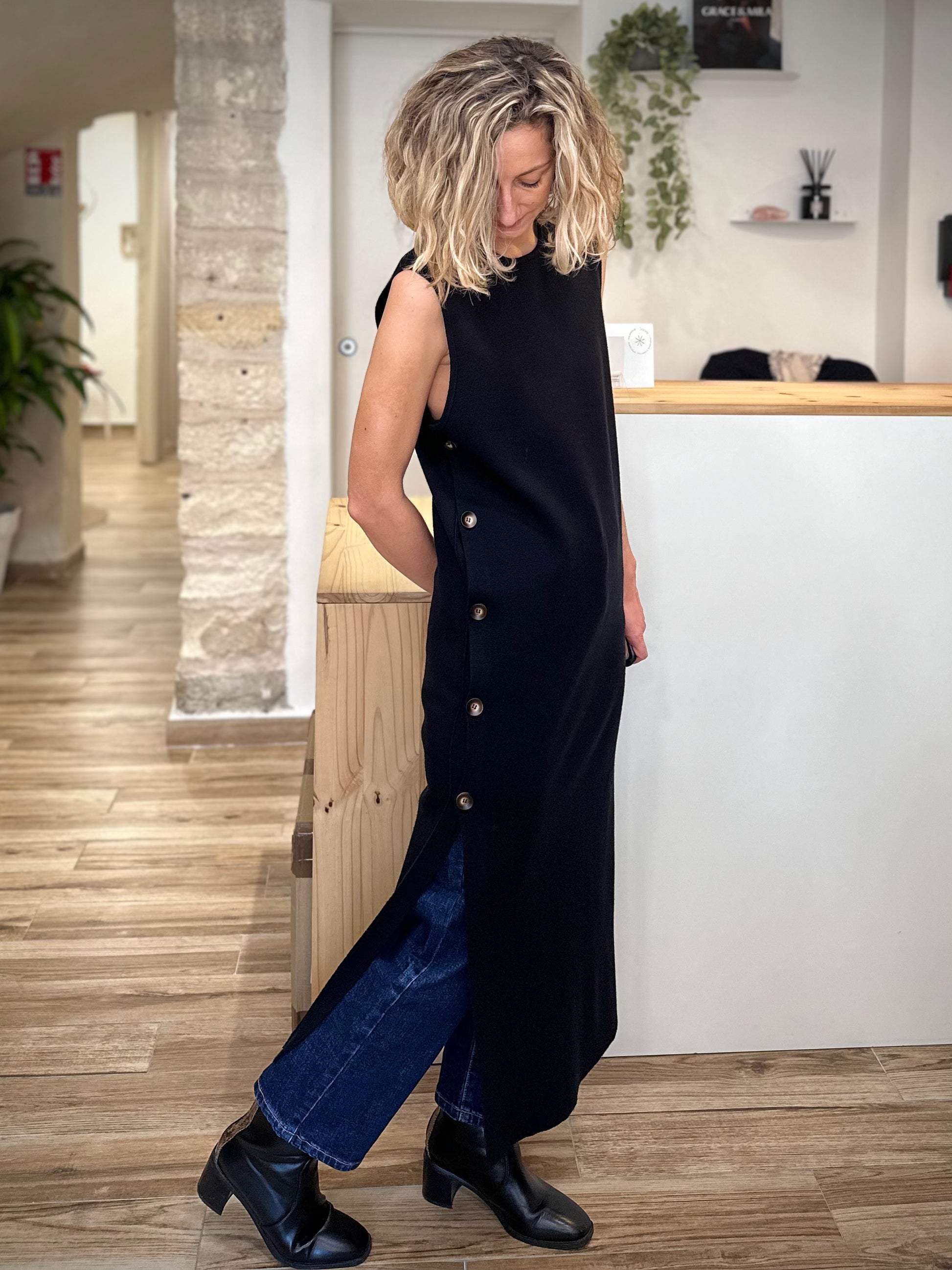 Détail de la fente unique sur le côté droit de la robe