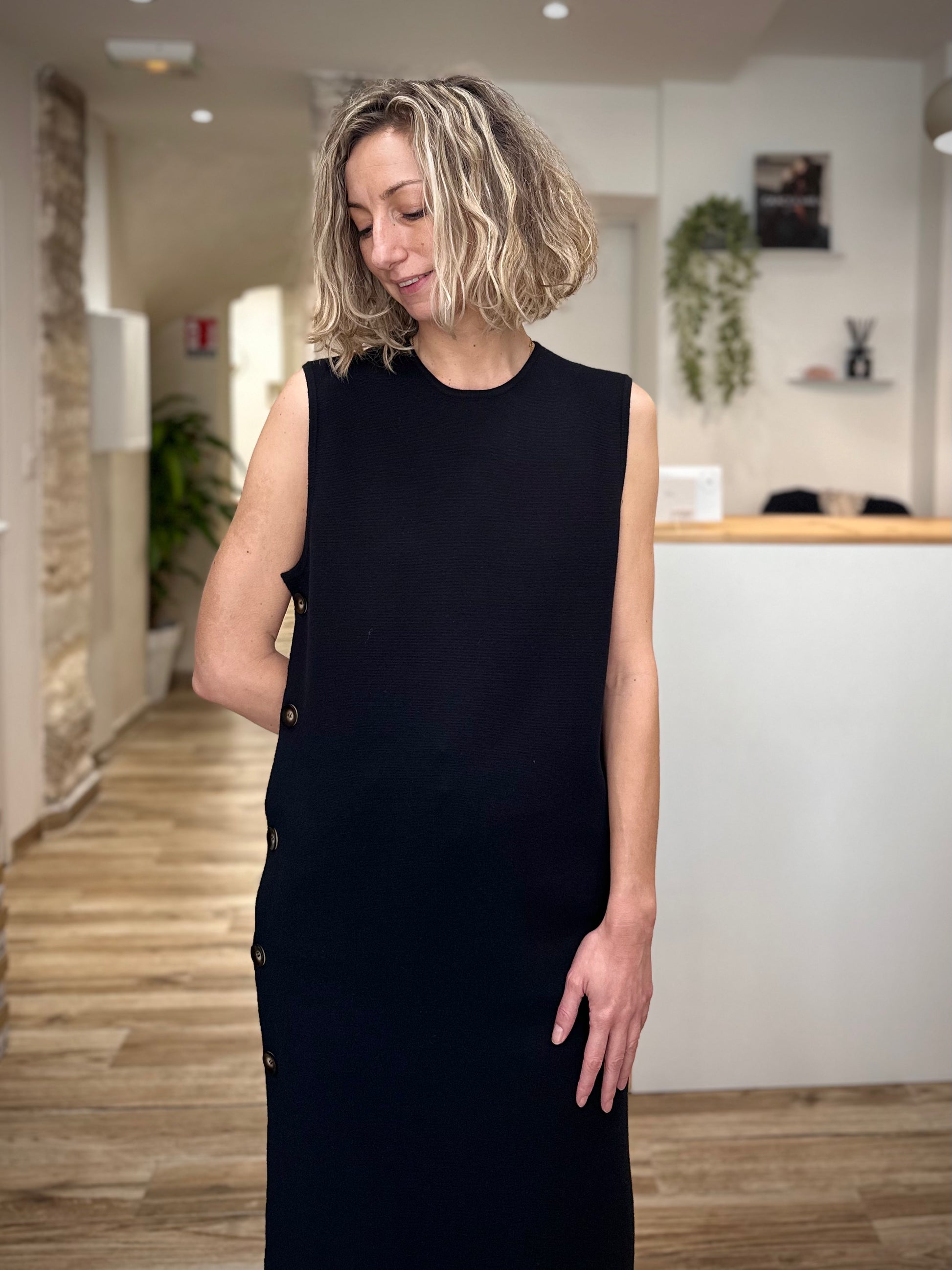 Robe noire élégante ouverte sur le côté droit