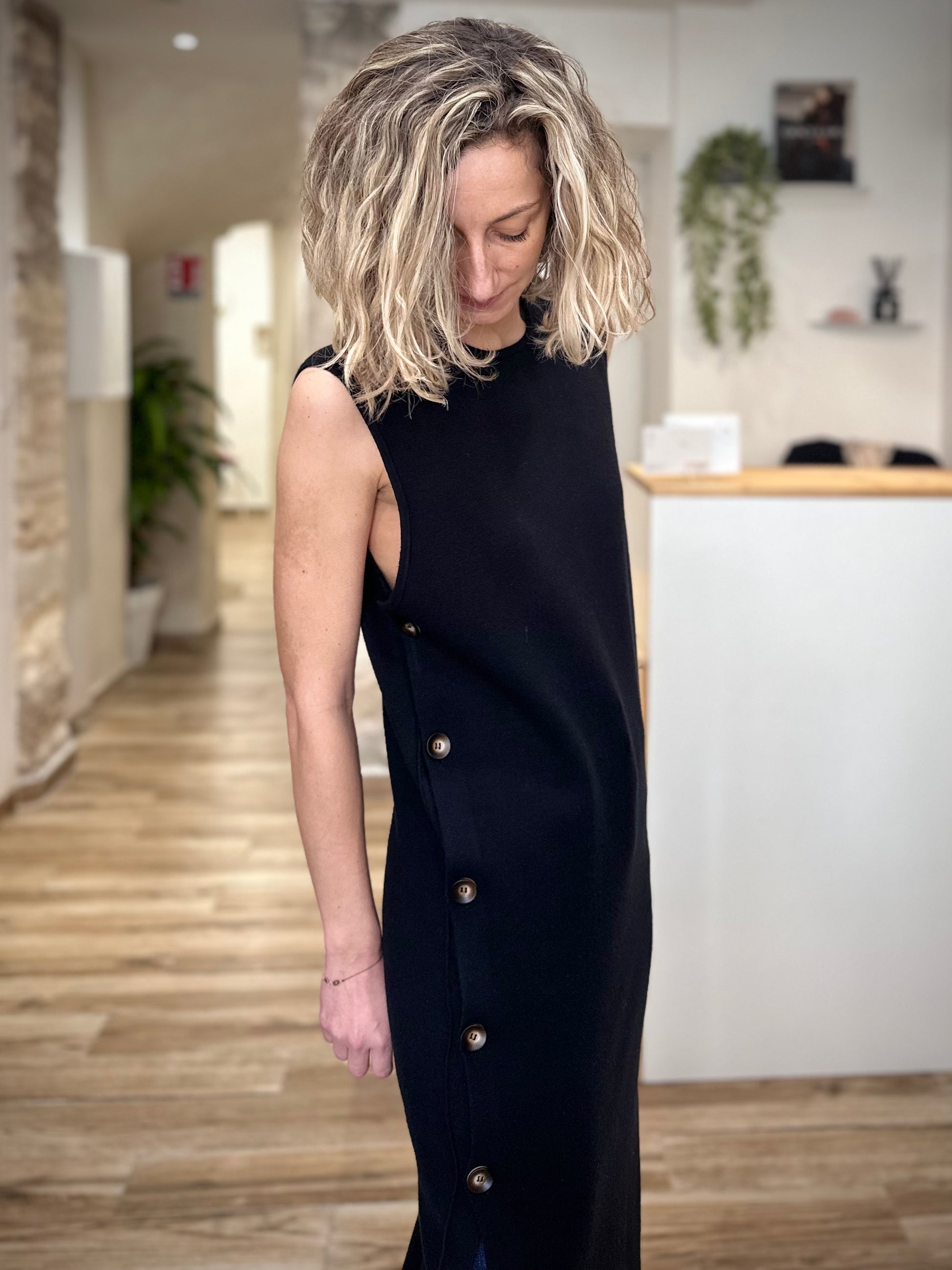 Gros plan sur les boutons effet corne de la robe noire