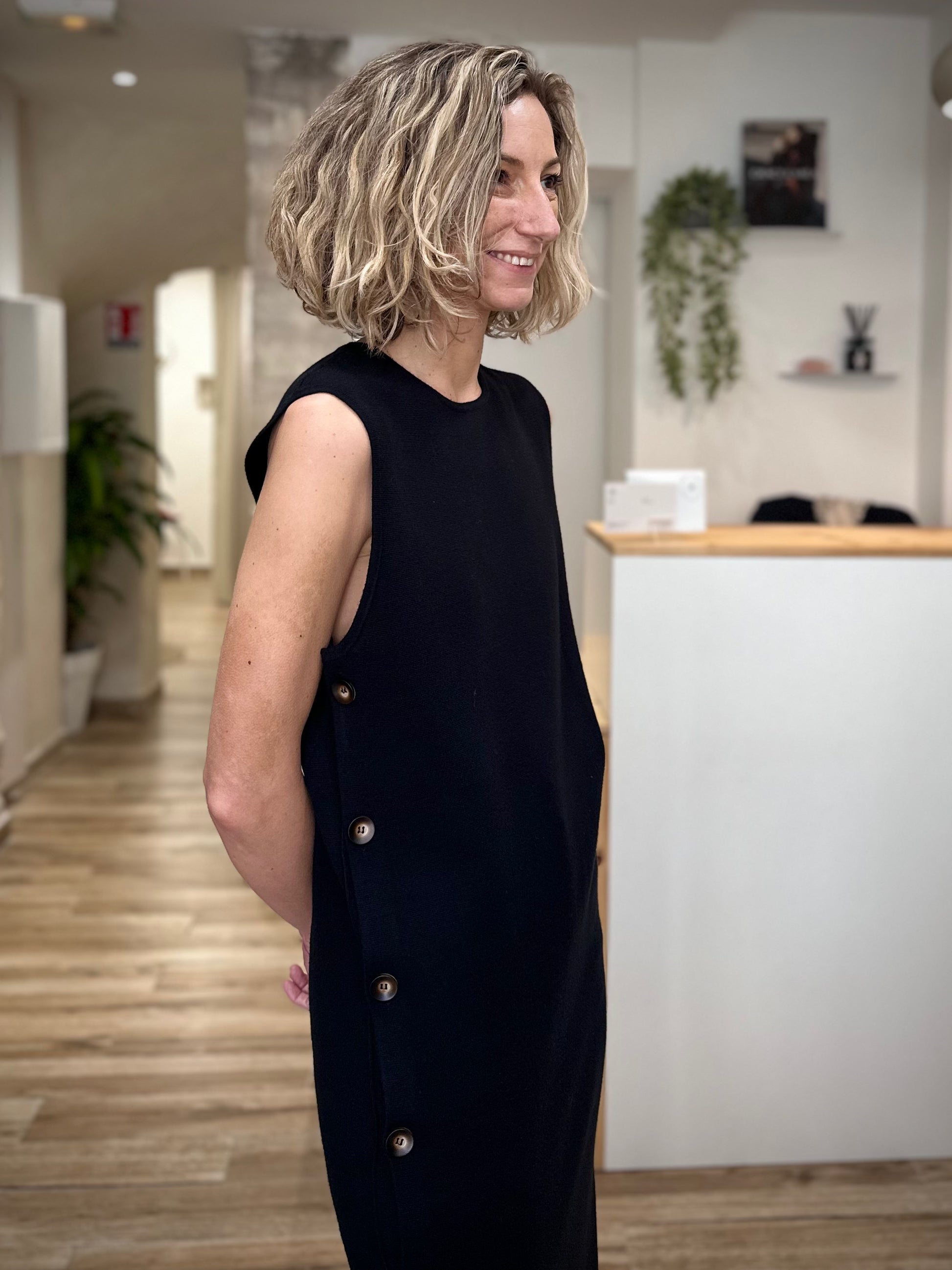 Détail du boutonnage latéral sur robe Ralya noire