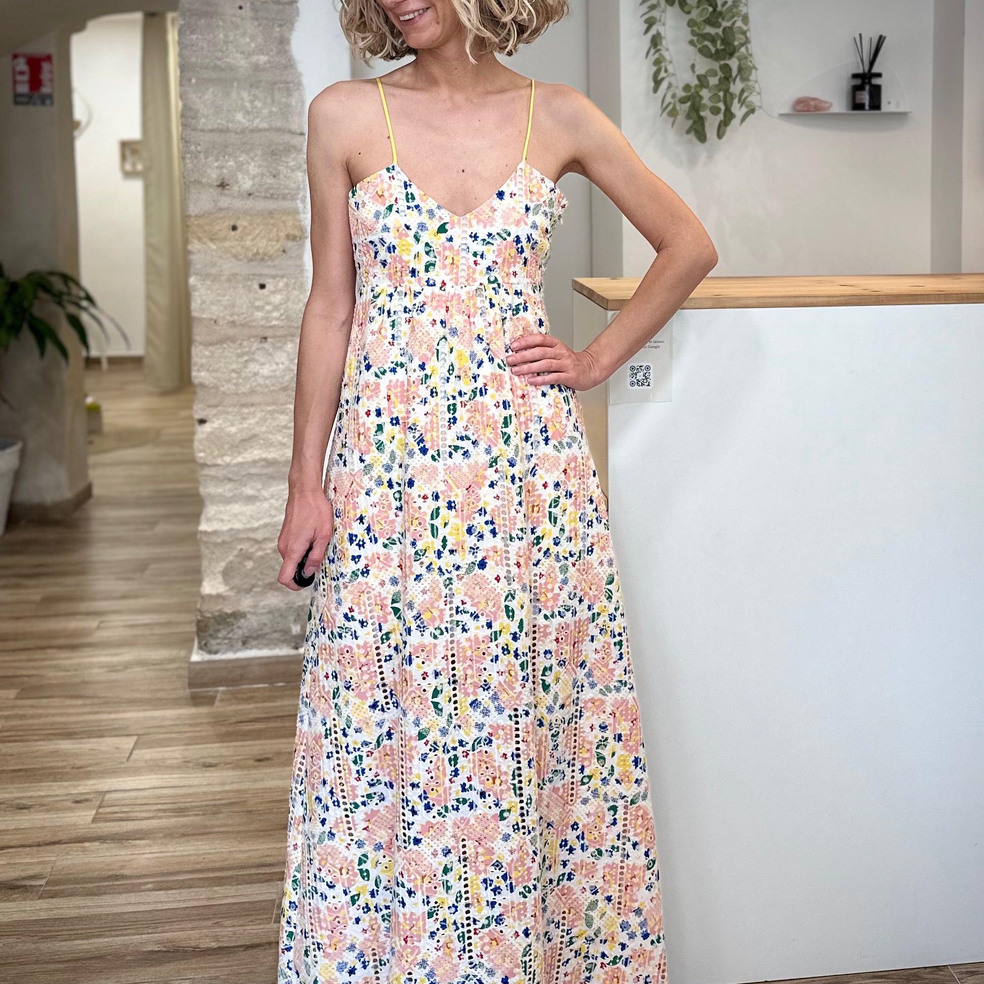 Femme portant une robe longue Broderie Garden Fluo