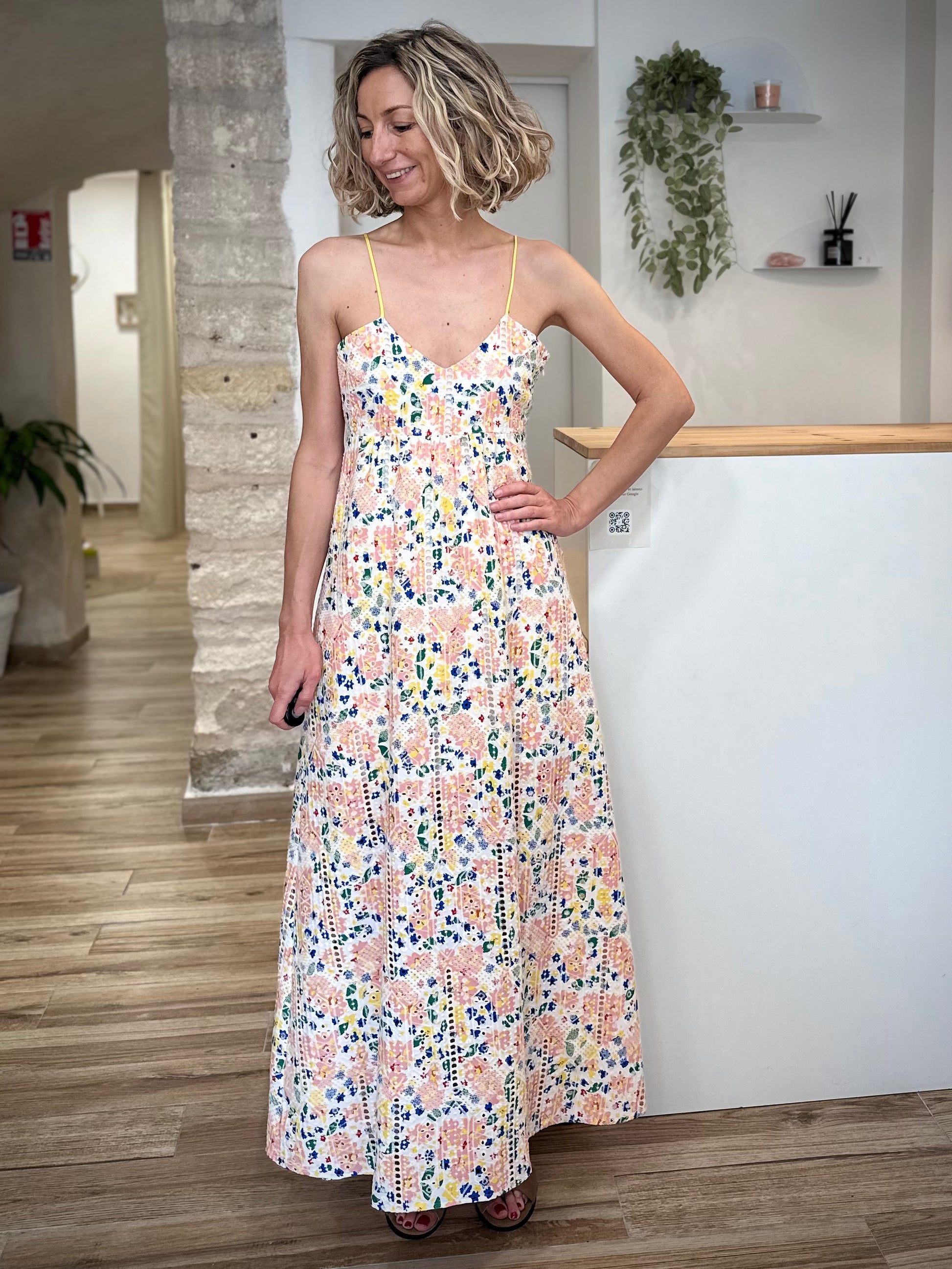 Femme portant une robe longue Broderie Garden Fluo