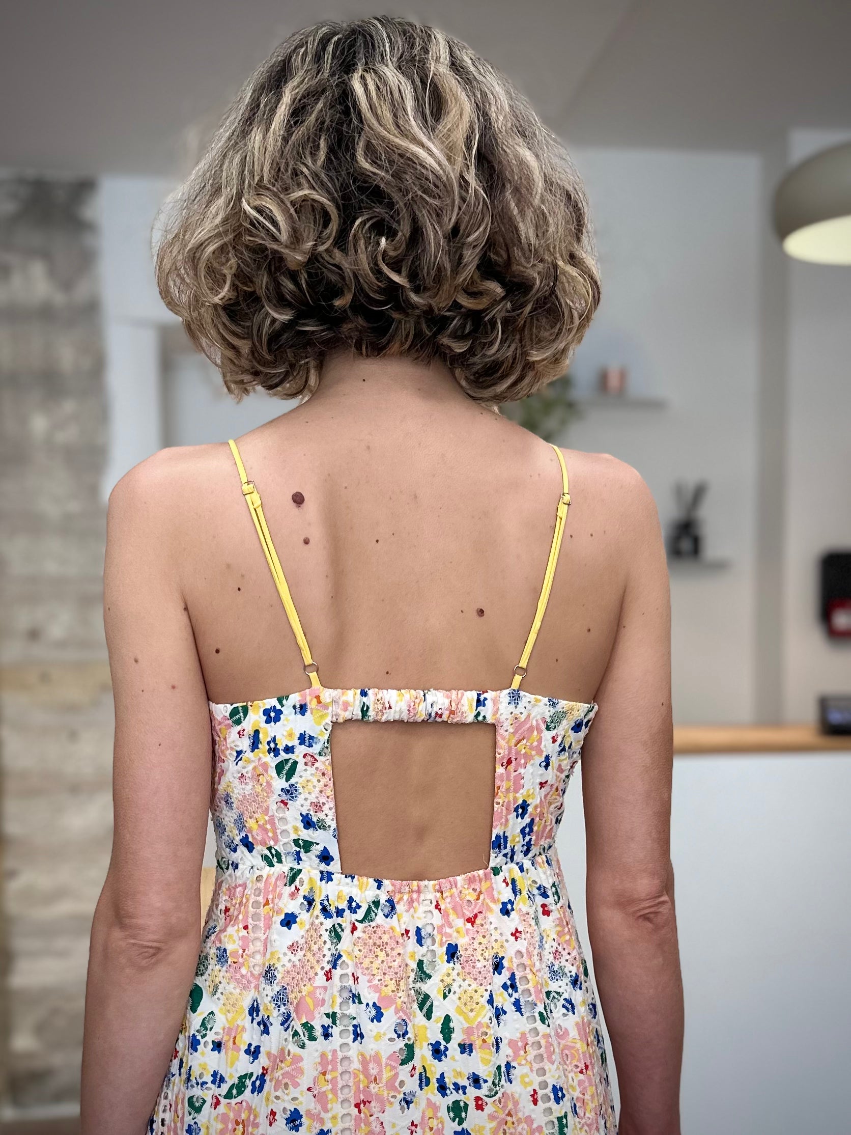 Détail du dos légèrement ouvert de la robe Randal