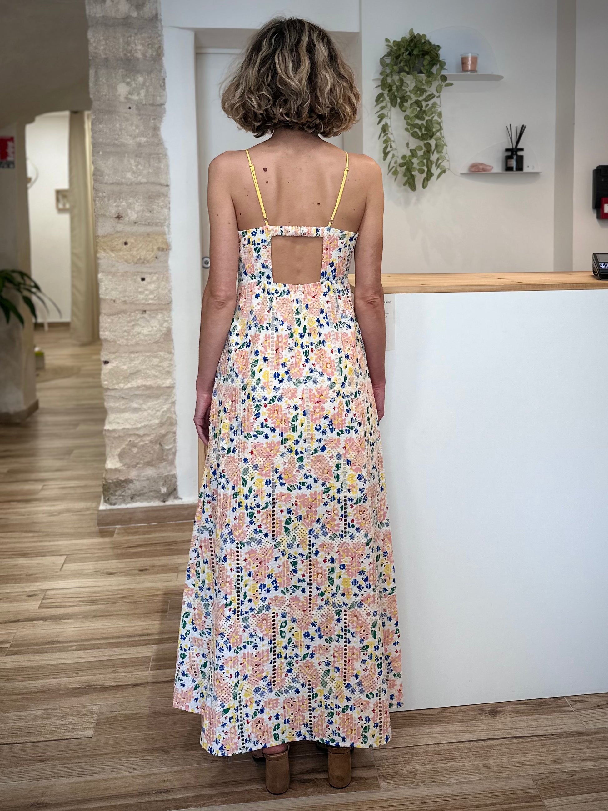 Robe colorée femme esprit solaire et artistique de dos