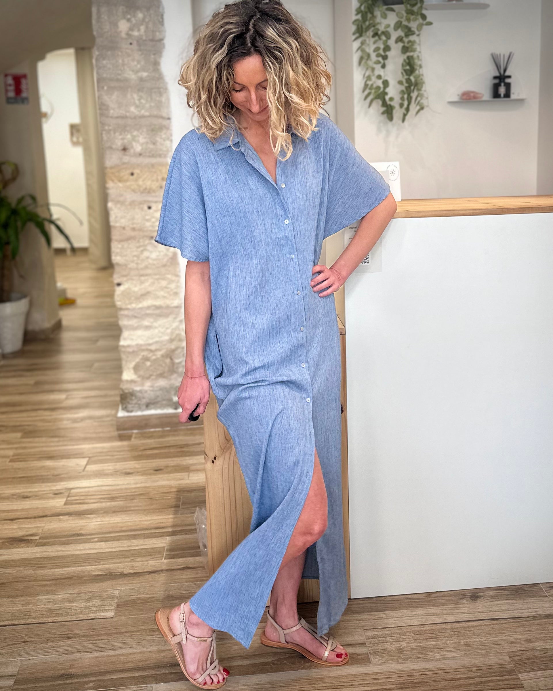 Silhouette avec robe ample bleu denim 