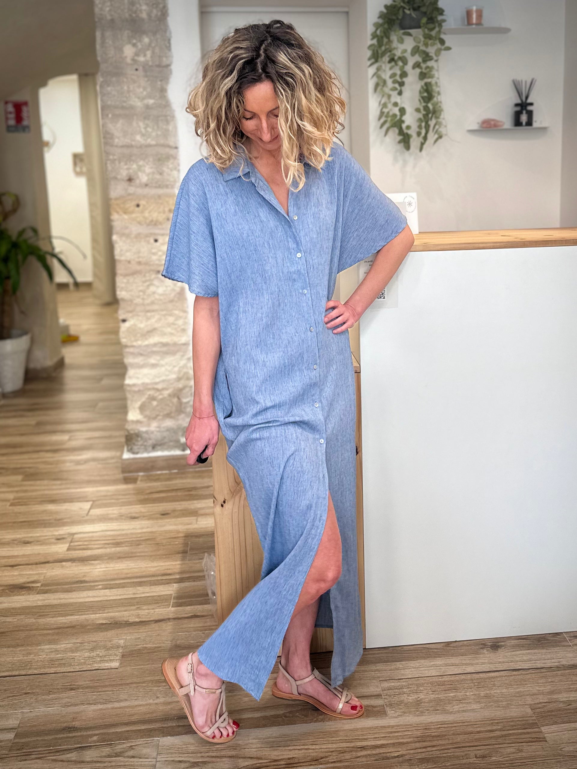 Silhouette avec robe ample bleu denim 