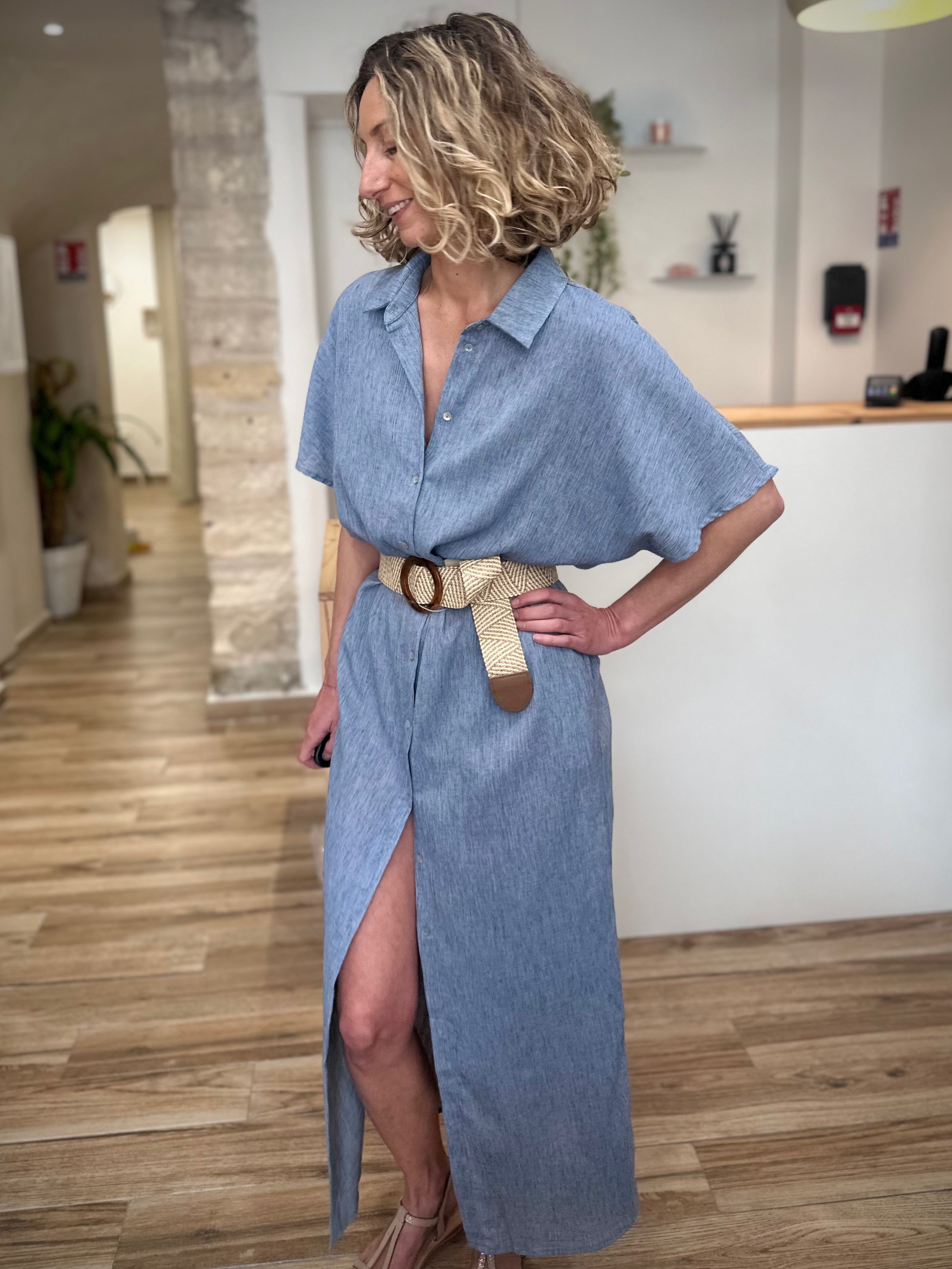 Robe longue ouverte sur jambe femme 