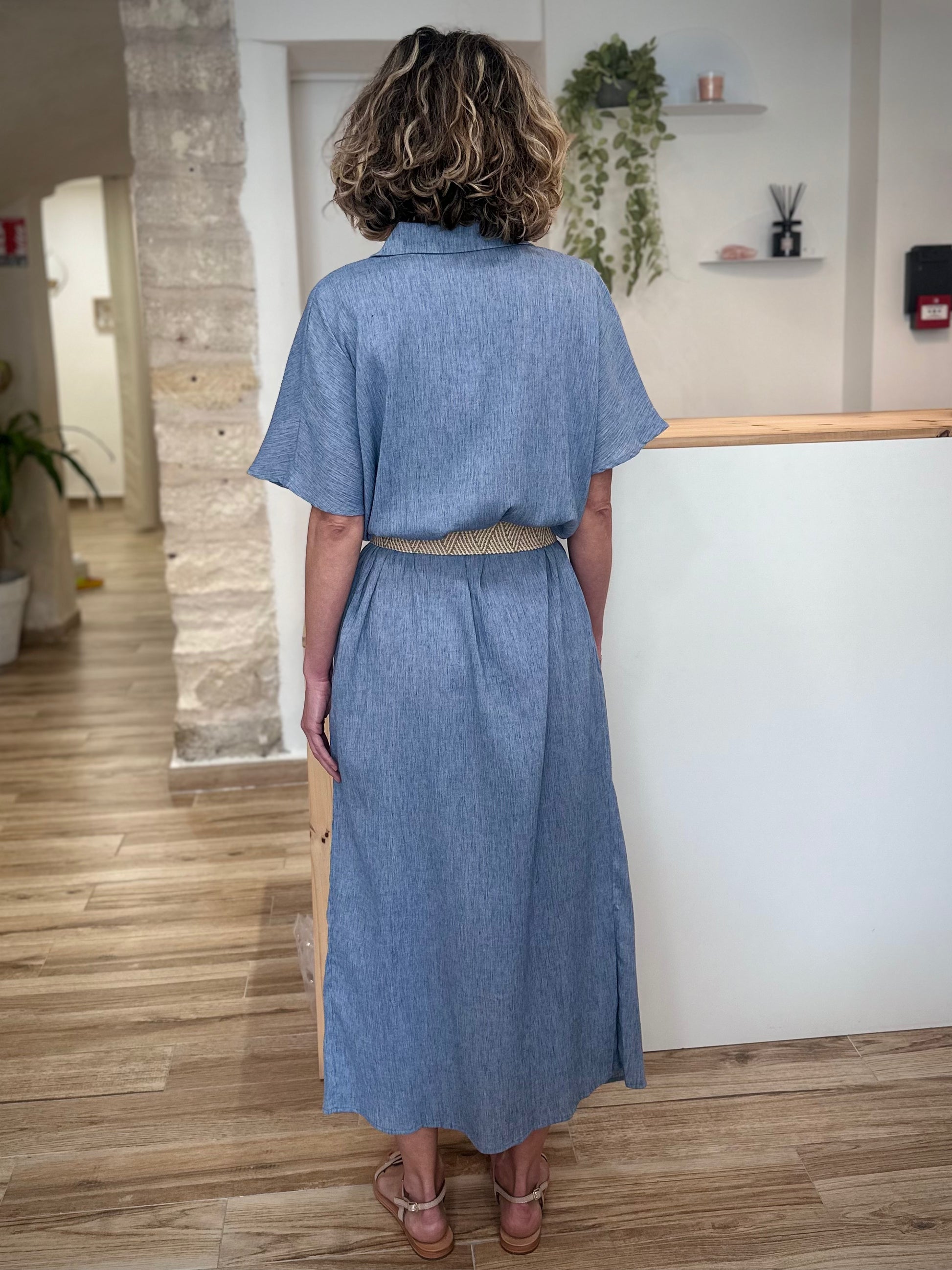 Robe oversize ceinturée avec manches larges de dos