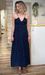 Femme portant robe longue imprimée marine fluide été 