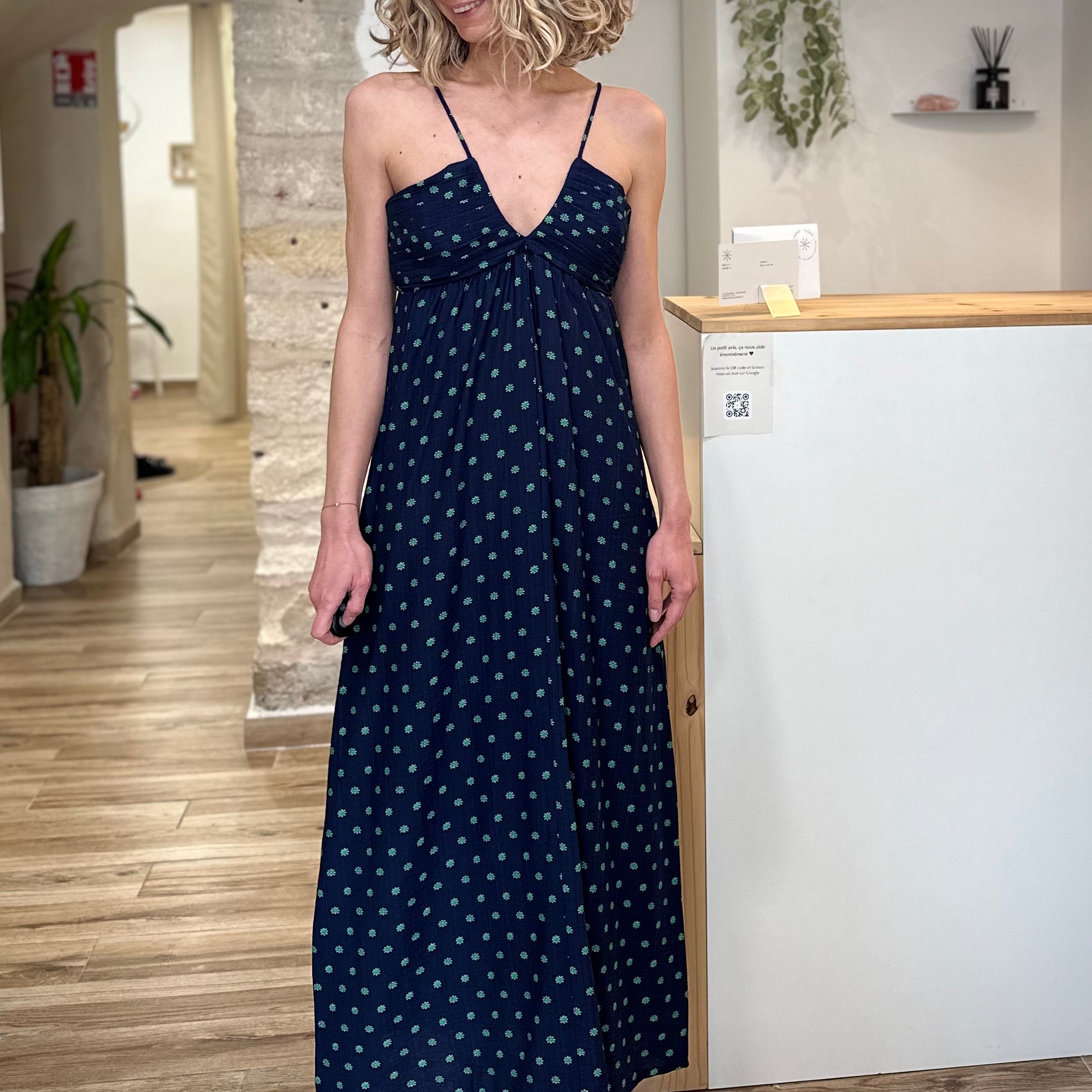 Femme portant robe longue imprimée marine fluide été 