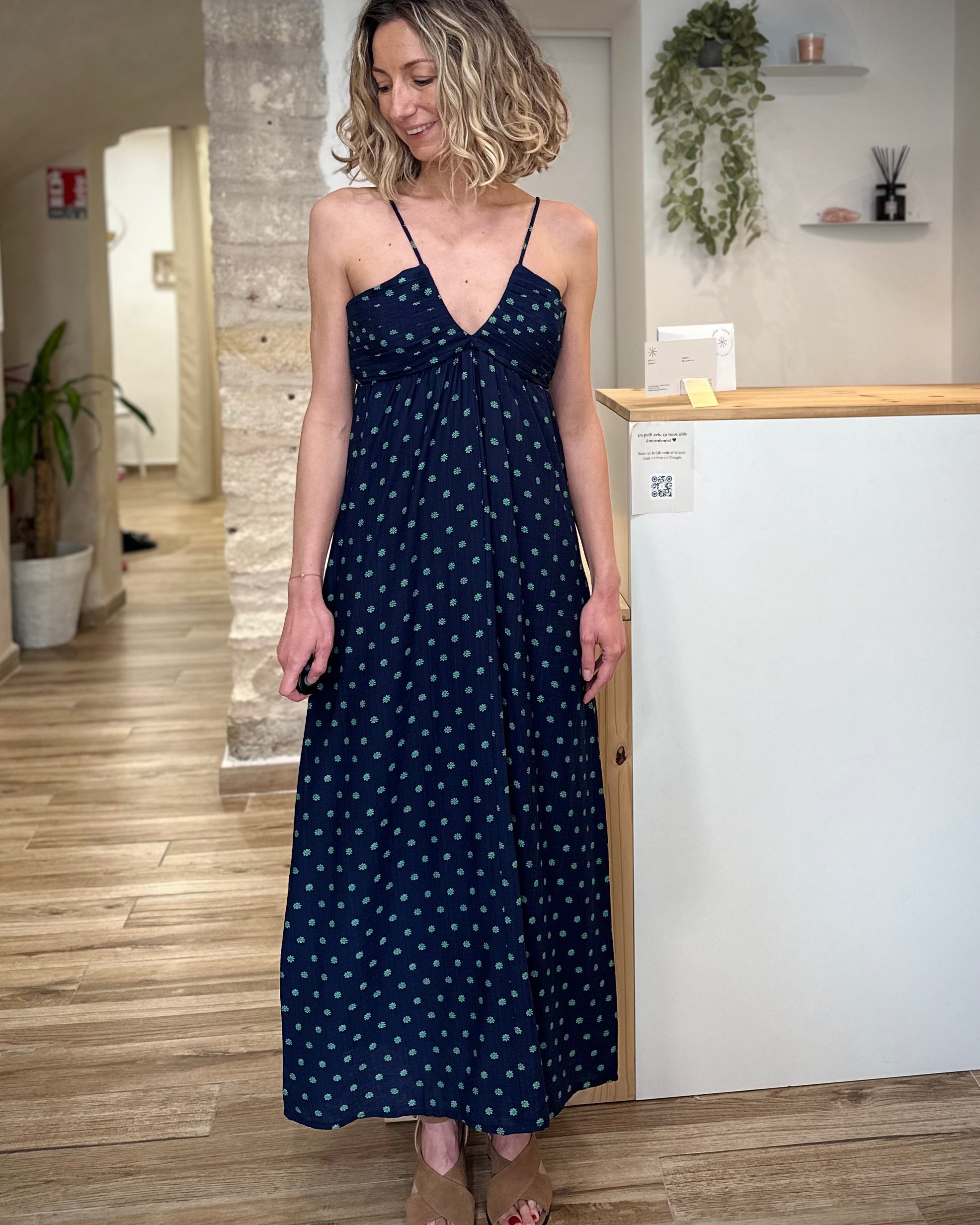 Femme portant robe longue imprimée marine fluide été 