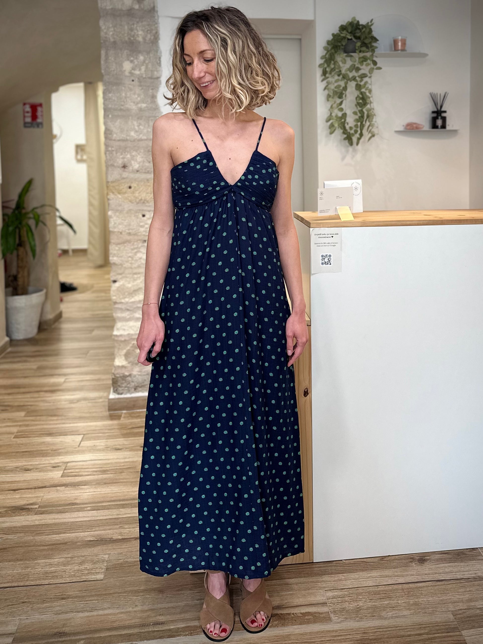 Femme portant robe longue imprimée marine fluide été 