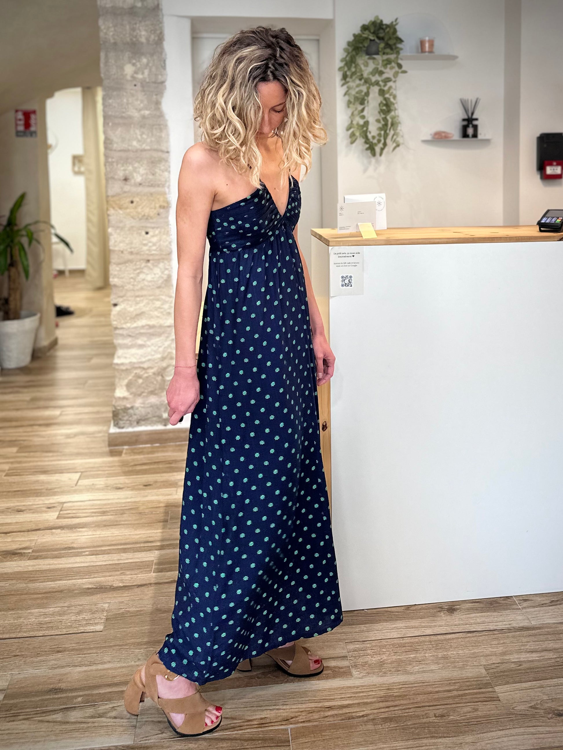Silhouette femme robe fluide estivale élégante 